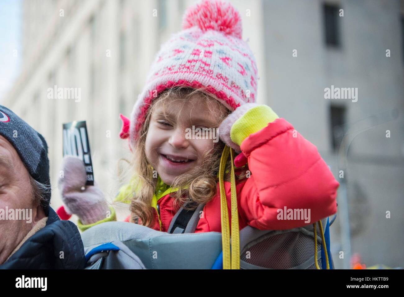 La città di New York, Stati Uniti d'America. 29 gen, 2017. I manifestanti e marche in un rally a sostegno di immigrati e di esprimere il proprio sdegno nella scia del presidente Donald Trump's divieto di immigrati musulmani e per gli Stati Uniti. Il mese di marzo ha iniziato wwith un rally in Battery Park, vicino alla Statua della Libertà e hanno marciato uptown con migliaia di persone. Credito: Brigette Supernova/Alamy Live News Foto Stock
