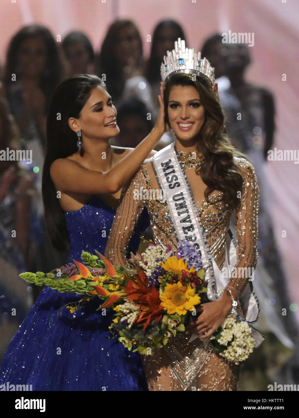 Manila, Filippine. 30 gen, 2017. Miss Francia Iris Mittenaere (R) reagisce come ella è coronata da Pia Wurtzbach (L) miss Universo 2015 presso il centro commerciale Mall of Asia Arena a Manila nelle Filippine. Gli altri finalisti sono Miss Haiti Raquel Pelissier e Miss Colombia Andrea Tovar. Credito: Linus custode Escandor Ii/ZUMA filo/Alamy Live News Foto Stock