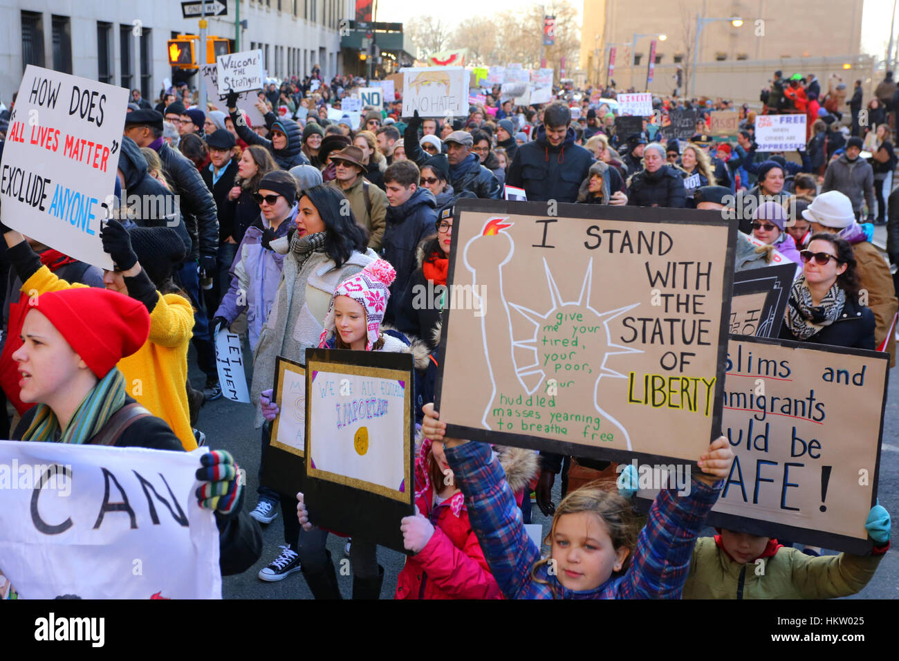 New York, Stati Uniti. 29 gennaio 2017. Persone che hanno i cartelli e marciando verso il palazzo federale di Jacob K. Javits in Foley Square. 29 gennaio 2017 Foto Stock