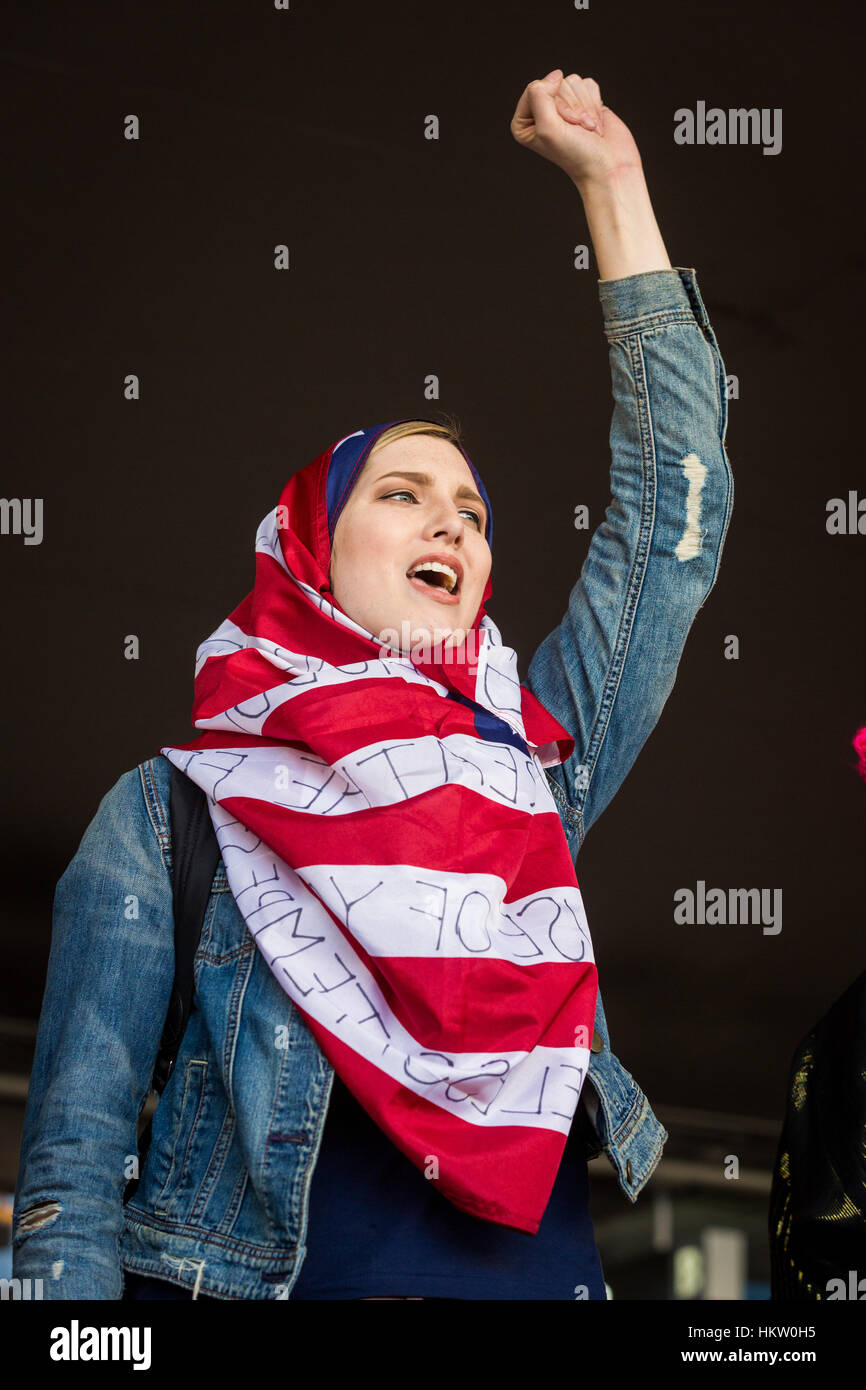 Los Angeles, Stati Uniti d'America. Il 29 gennaio 2017. Divieto di immigrazione protester presso l'Aeroporto di Los Angeles in Los Angeles, Gennaio 29th, 2017. Credito: Jim Newberry/Alamy Live News Foto Stock