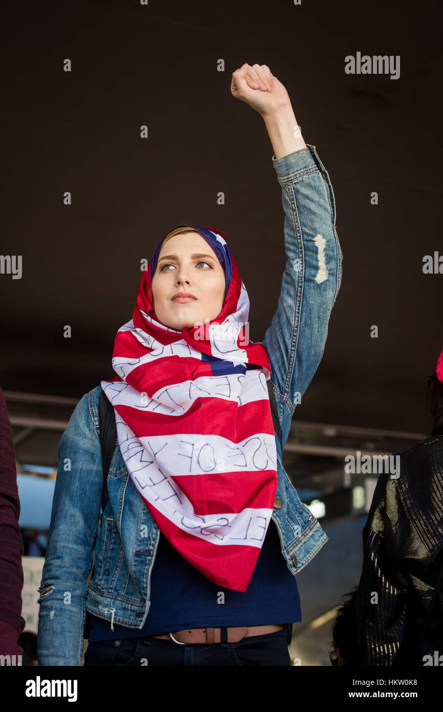 Los Angeles, Stati Uniti d'America. Il 29 gennaio 2017. Divieto di immigrazione protester presso l'Aeroporto di Los Angeles in Los Angeles, Gennaio 29th, 2017. Credito: Jim Newberry/Alamy Live News Foto Stock