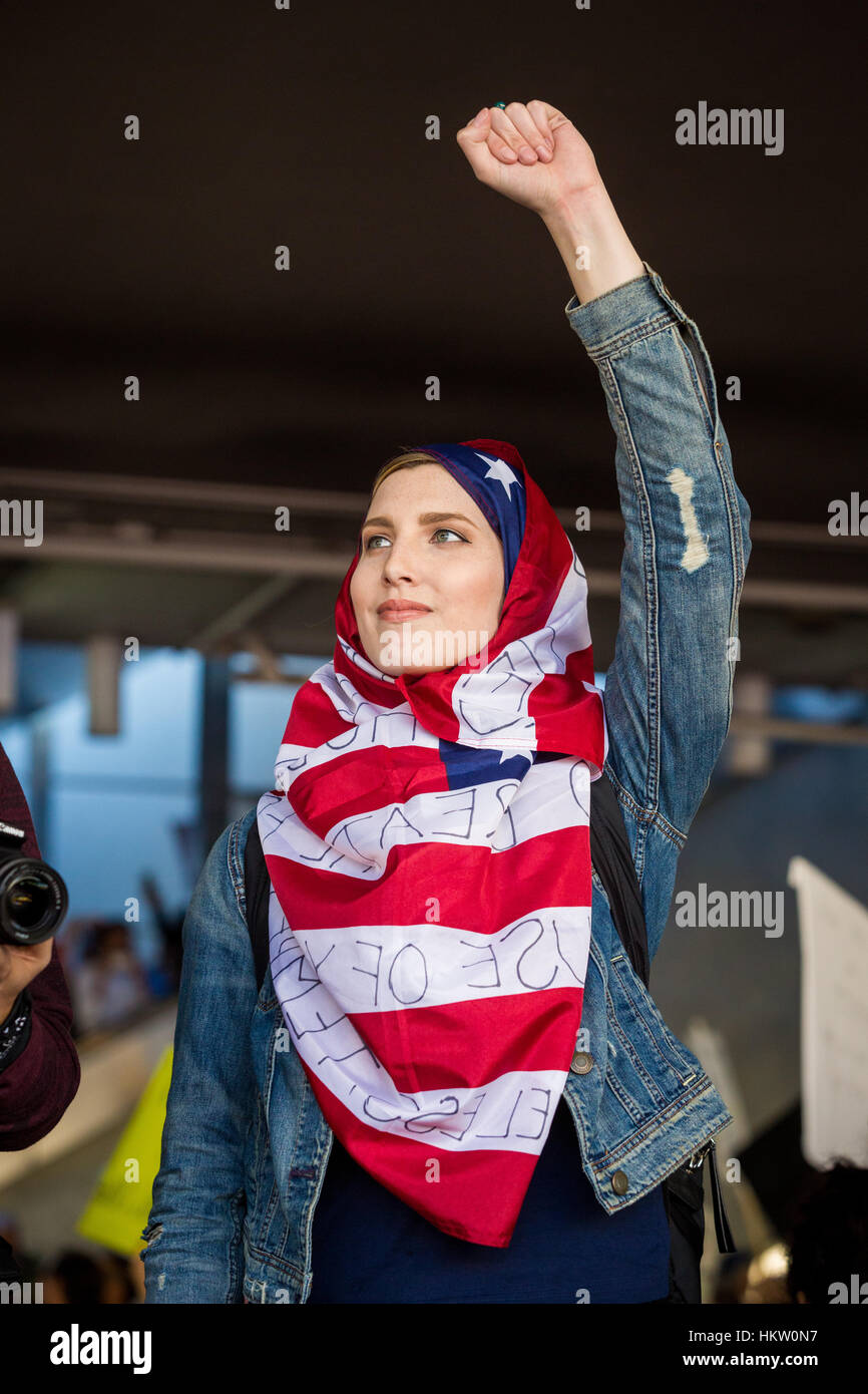 Los Angeles, Stati Uniti d'America. Il 29 gennaio 2017. Divieto di immigrazione protester presso l'Aeroporto di Los Angeles in Los Angeles, Gennaio 29th, 2017. Credito: Jim Newberry/Alamy Live News Foto Stock