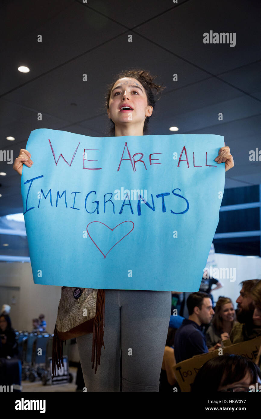 Los Angeles, California, USA. 29 gen, 2017. Persone con segni protestando Presidente Trump's divieto di immigrazione presso l'Aeroporto di Los Angeles in Los Angeles, California, Gennaio 29th, 2017. Credito: Jim Newberry/Alamy Live News Foto Stock