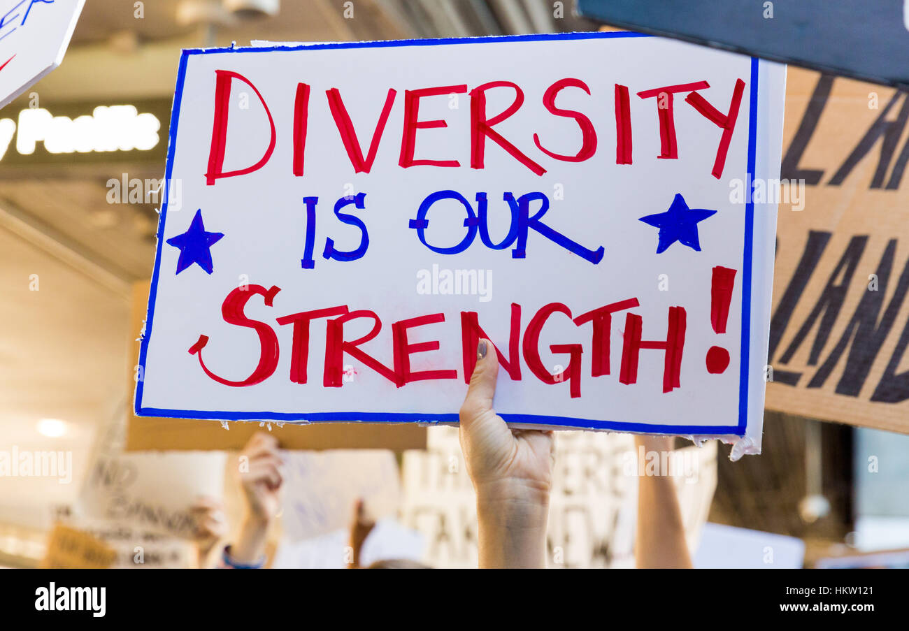 Los Angeles, California, USA. 29 gen, 2017. Persone con segni protestando Presidente Trump's divieto di immigrazione presso l'Aeroporto di Los Angeles in Los Angeles, California, Gennaio 29th, 2017. Credito: Jim Newberry/Alamy Live News Foto Stock