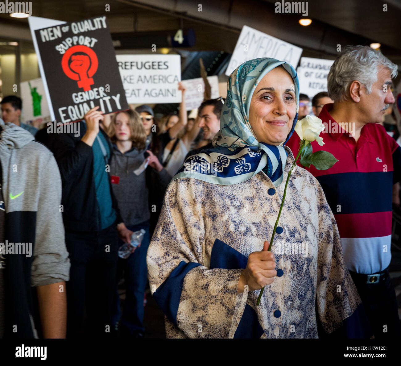 Los Angeles, California, USA. 29 gen, 2017. Persone con segni protestando Presidente Trump's divieto di immigrazione presso l'Aeroporto di Los Angeles in Los Angeles, California, Gennaio 29th, 2017. Credito: Jim Newberry/Alamy Live News Foto Stock