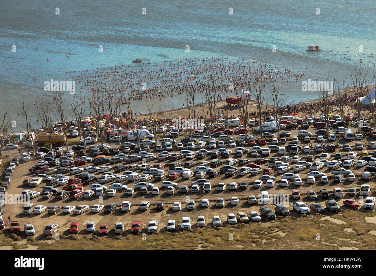 Buenos Aires, Argentina. 29 gen, 2017. La gente fare il bagno nel lago Epecuen, nota per le proprietà curative della sua acqua salata, a Buenos Aires, Argentina, il 29 gennaio, 2017. Secondo la stampa locale, quasi duemila persone hanno preso parte a questa attività per tentare di battere un record Guinness. Credito: Alejandro Moritz/TELAM/Xinhua/Alamy Live News Foto Stock