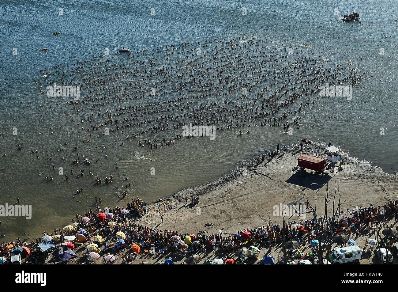 Buenos Aires, Argentina. 29 gen, 2017. La gente fare il bagno nel lago Epecuen, nota per le proprietà curative della sua acqua salata, a Buenos Aires, Argentina, il 29 gennaio, 2017. Secondo la stampa locale, quasi duemila persone hanno preso parte a questa attività per tentare di battere un record Guinness. Credito: Alejandro Moritz/TELAM/Xinhua/Alamy Live News Foto Stock
