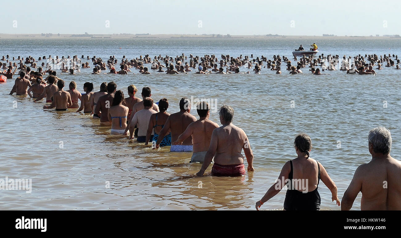 Buenos Aires, Argentina. 29 gen, 2017. La gente fare il bagno nel lago Epecuen, nota per le proprietà curative della sua acqua salata, a Buenos Aires, Argentina, il 29 gennaio, 2017. Secondo la stampa locale, quasi duemila persone hanno preso parte a questa attività per tentare di battere un record Guinness. Credito: Alejandro Moritz/TELAM/Xinhua/Alamy Live News Foto Stock