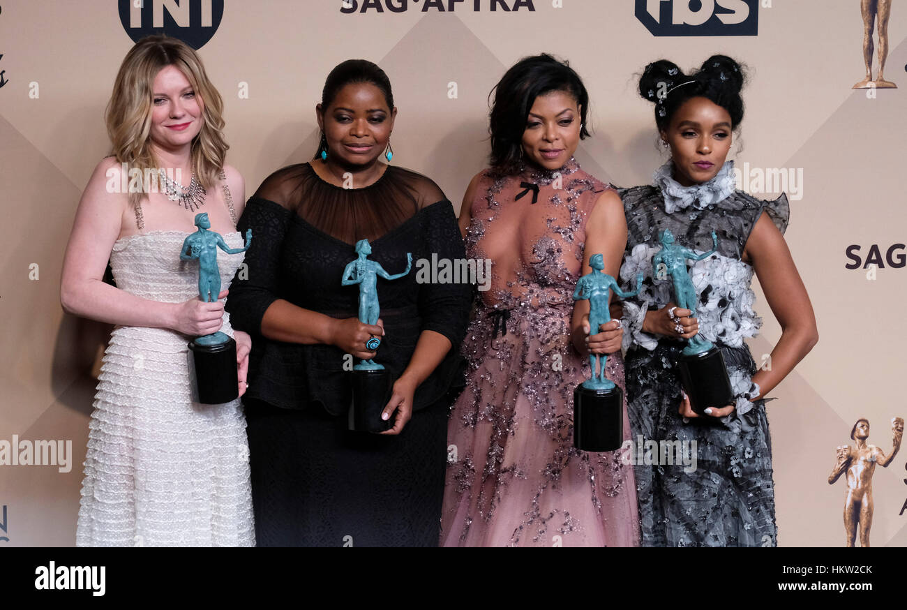 Los Angeles, Stati Uniti d'America. 29 gen, 2017. (L-R) Kirsten Dunst, Octavia Spencer, Taraji P. Henson, e Janelle Monae, co-beneficiari delle prestazioni eccezionali da un cast in un'immagine in movimento award per "figure nascoste", pongono in sala stampa durante la XXIII edizione Screen Actors Guild Awards di Los Angeles, California, Stati Uniti, il 29 gennaio, 2017. Credito: Zhao Hanrong/Xinhua/Alamy Live News Foto Stock