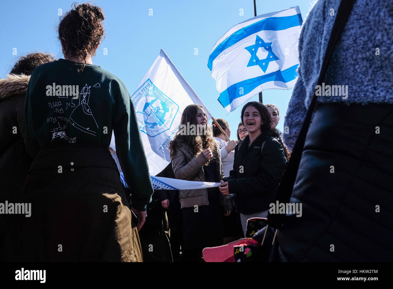 Gerusalemme, Israele. Il 30 gennaio, 2017. Centinaia di Cisgiordania i coloni e i loro sostenitori marzo alla Knesset e dimostrare in Wohl Rose Garden contro la evacuazione di Amona, un avamposto Israeliana fondata nel 1995 sulla proprietà privata terra palestinese. L Alta Corte di Israele ha stabilito nel 2006 che Amona è illegale ed è programmata per il tribunale ha ordinato la rimozione da un febbraio 8 Termine. Credito: Nir Alon/Alamy Live News Foto Stock