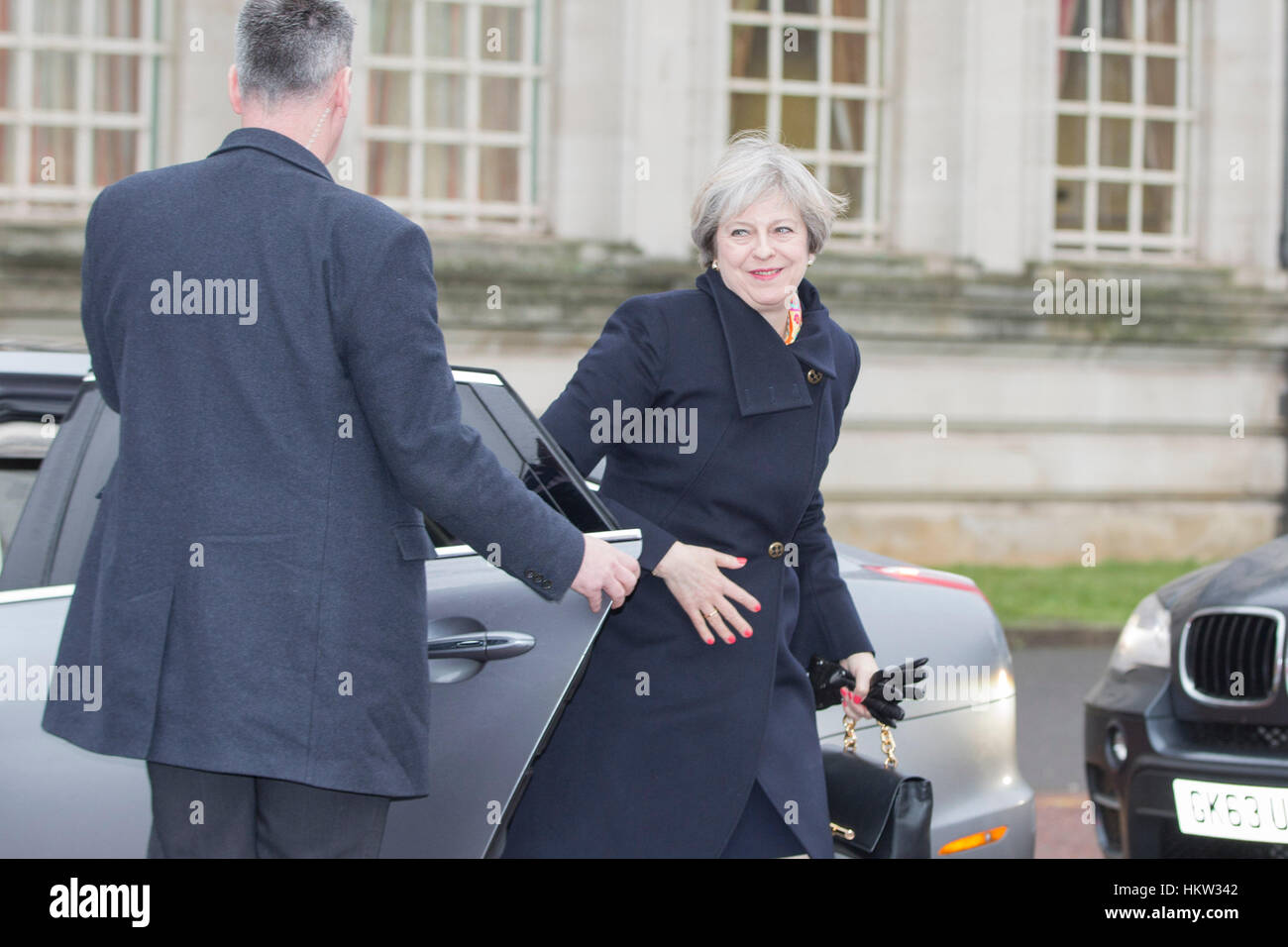 Cardiff Wales, Regno Unito, 30 gennaio 2017. Primo Ministro britannico Theresa Maggio arriva al Municipio di Cardiff per Brexit colloqui con devoluto ai capi di governo. Credito: Mark Hawkins/Alamy Live News Foto Stock