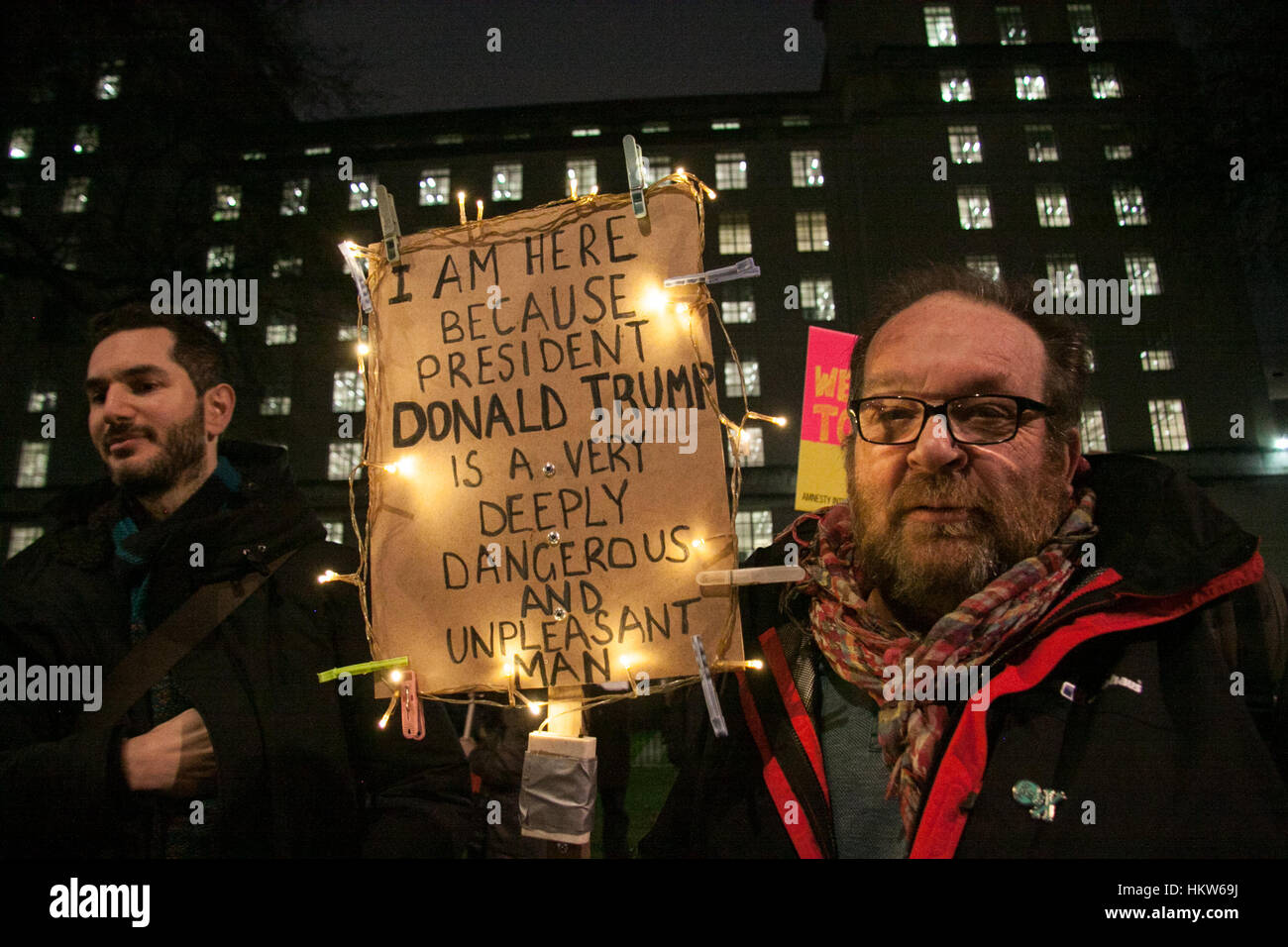 Londra, Regno Unito. 30 gen, 2017. Migliaia di manifestanti radunati fuori a Downing Street per protestare contro il musulmano divieto di viaggio imposto dal presidente Donald Trump Credito: amer ghazzal/Alamy Live News Foto Stock