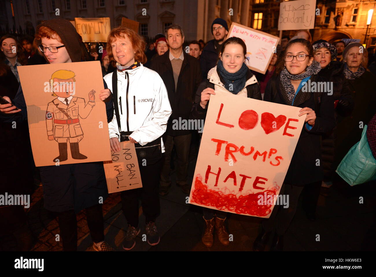 Cambridge, Regno Unito. 30 gen, 2017. I manifestanti in Cambridge, Inghilterra, dimostrando contro Donald Trump's 'Mdivieto uslim' - 30 gennaio 2017 Credit: Oliver Kealey/Alamy Live News Foto Stock