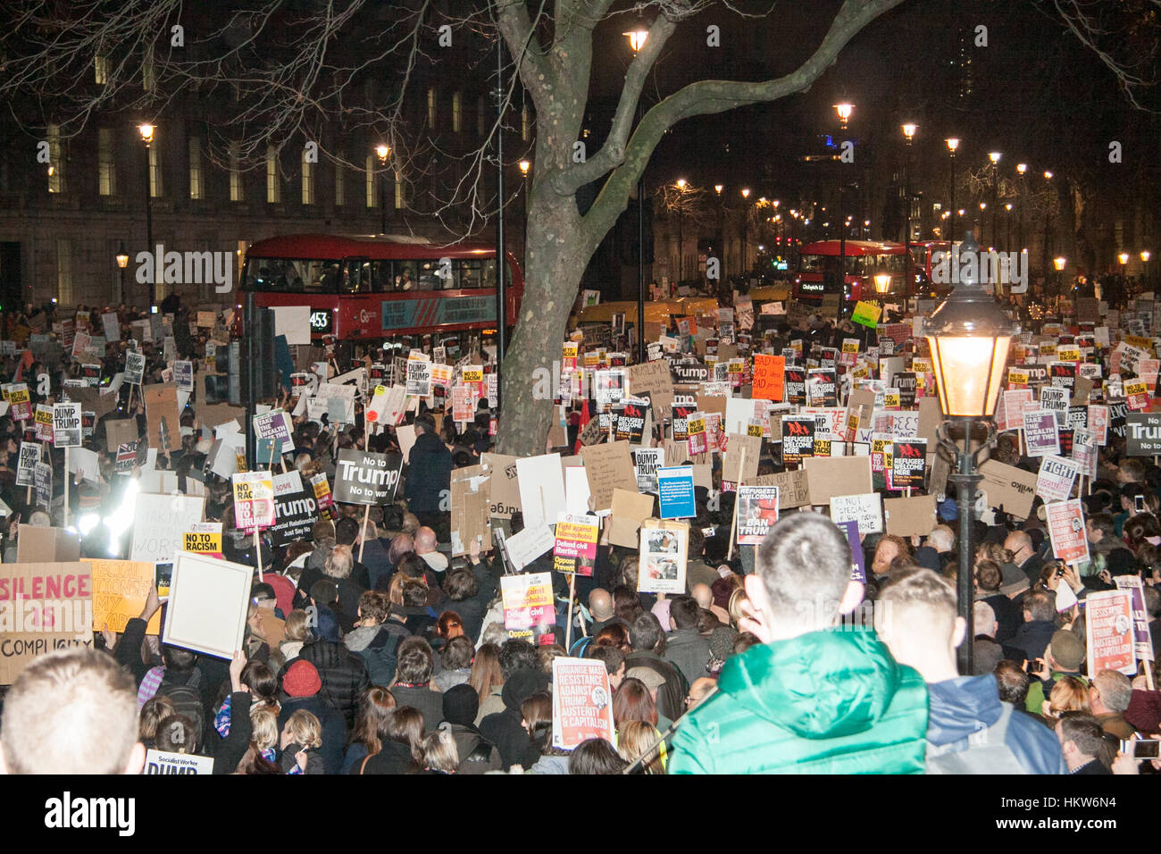 Londra, Regno Unito. 30 gen, 2017. Migliaia di manifestanti riempire Whitehall di fronte a Downing Street per protestare contro il musulmano divieto di viaggio imposto dal presidente Donald Trump Credito: amer ghazzal/Alamy Live News Foto Stock