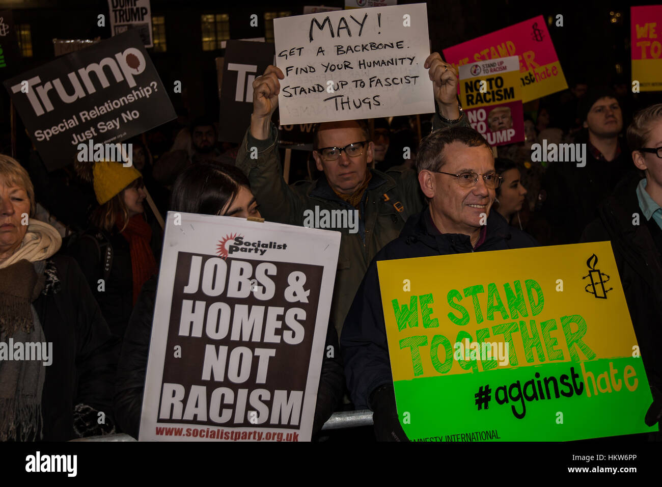 Londra, Regno Unito. 30 gen, 2017. Migliaia dimostrata su Whitehall, al di fuori di Downing Street, per protestare contro la Donald trionfi nuove politiche in materia di immigrazione e invita Theresa Maggio a parlare contro di essa. Credito: David Rowe/Alamy Live News Foto Stock