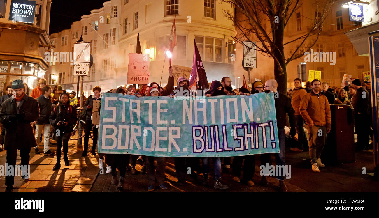 Brighton, Regno Unito. 30 gen, 2017. Migliaia di persone in marzo a Brighton che prendono parte a una protesta Anti-Trump stasera . La protesta è contro il Presidente americano Donald Trump's ordine esecutivo il divieto di persone provenienti da sette principalmente i paesi musulmani compresi in Iraq, in Iran e in Somalia da entrare negli Stati Uniti per novanta giorni di credito: Simon Dack/Alamy Live News Foto Stock