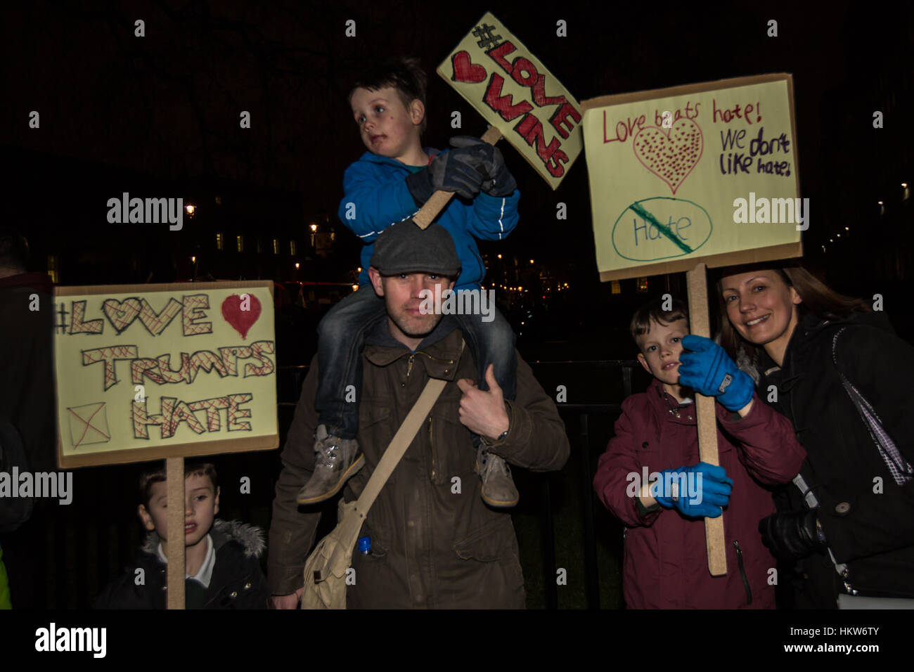 Londra, Regno Unito. 30 gen, 2017. Migliaia dimostrata su Whitehall, al di fuori di Downing Street, per protestare contro la Donald trionfi nuove politiche in materia di immigrazione e invita Theresa Maggio a parlare contro di essa. Credito: David Rowe/Alamy Live News Foto Stock