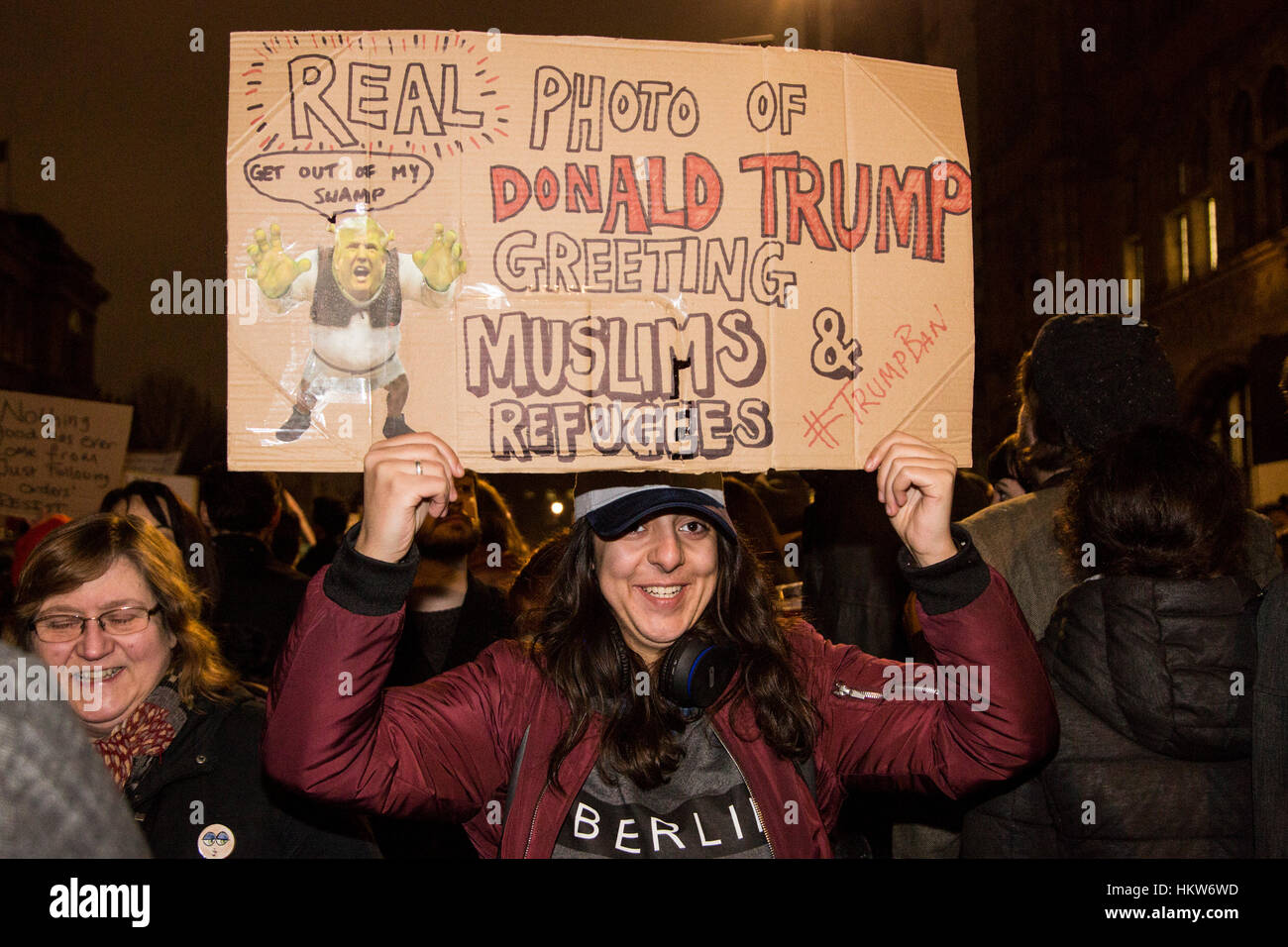 Londra, Regno Unito. Il 30 gennaio 2017. Migliaia di manifestanti al di fuori di Downing Street portare Whitehall fino a fermarsi in una manifestazione di protesta contro il Presidente americano Donald Trump e il suo progetto britannico di visita di stato. © Immagini vibranti/Alamy Live News Foto Stock