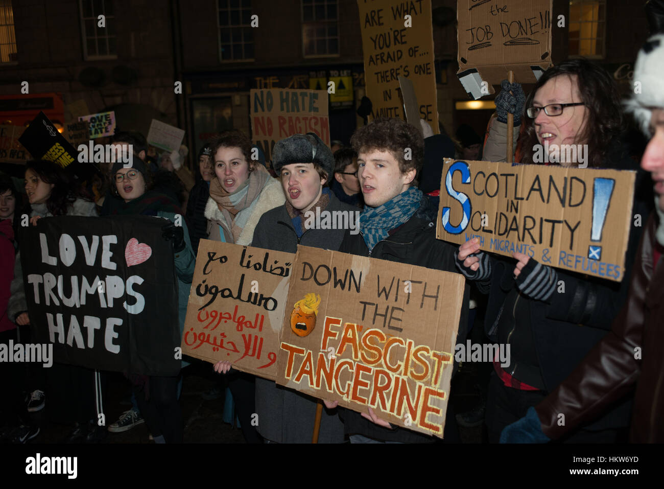 Aberdeen, Regno Unito. Il 30 gennaio, 2017. Anti-Trump divieto di viaggio protesta attira centinaia di persone nel centro di Aberdeen, Scozia. Credito: Paolo Glendell/Alamy Live News Foto Stock