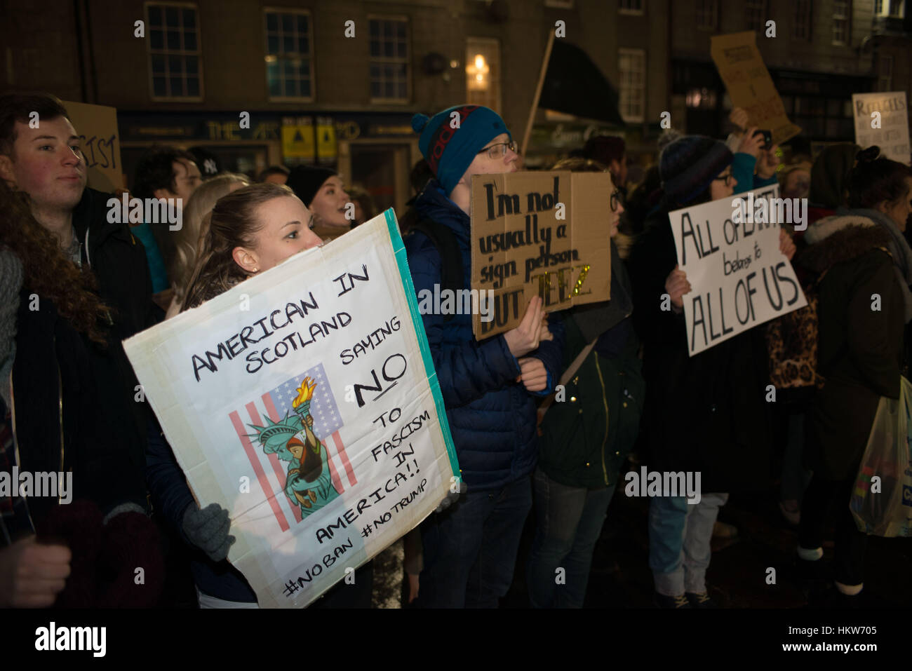 Aberdeen, Regno Unito. Il 30 gennaio, 2017. Anti-Trump divieto di viaggio protesta attira centinaia di persone nel centro di Aberdeen, Scozia. Credito: Paolo Glendell/Alamy Live News Foto Stock