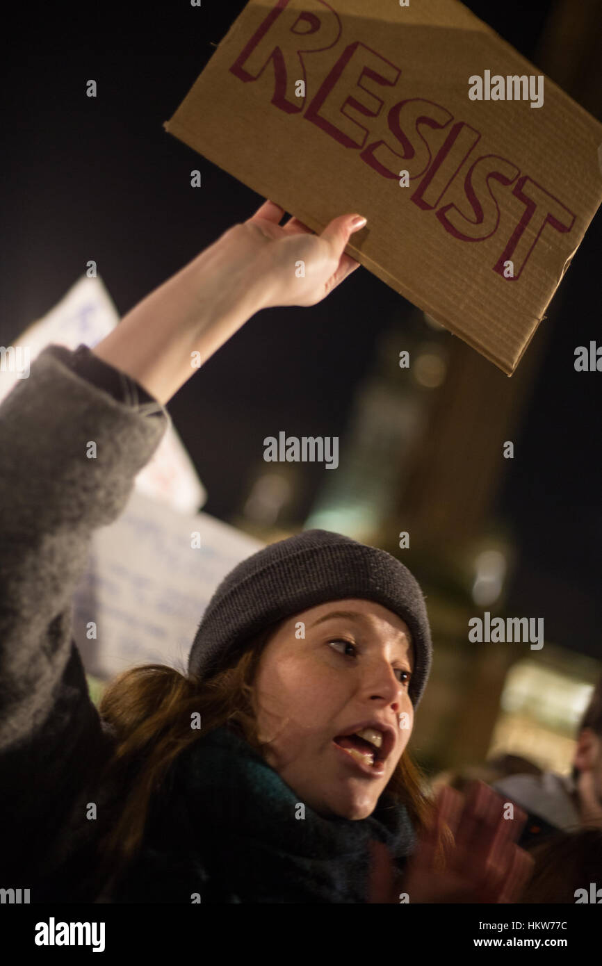 Glasgow, Regno Unito. 30 gen, 2017. Protesta contro le politiche e la presidenza di Donald Trump, Presidente degli Stati Uniti d'America, George Square, Glasgow, Scozia, il 30 gennaio 2017. Credito: jeremy sutton-hibbert/Alamy Live News Foto Stock