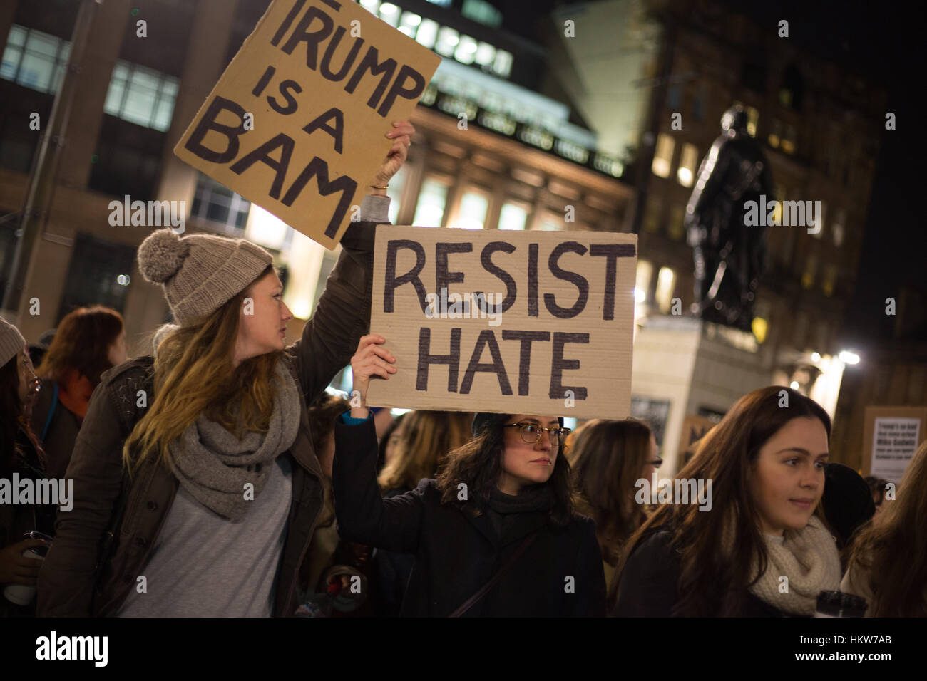 Glasgow, Regno Unito. 30 gen, 2017. Protesta contro le politiche e la presidenza di Donald Trump, Presidente degli Stati Uniti d'America, George Square, Glasgow, Scozia, il 30 gennaio 2017. Credito: jeremy sutton-hibbert/Alamy Live News Foto Stock