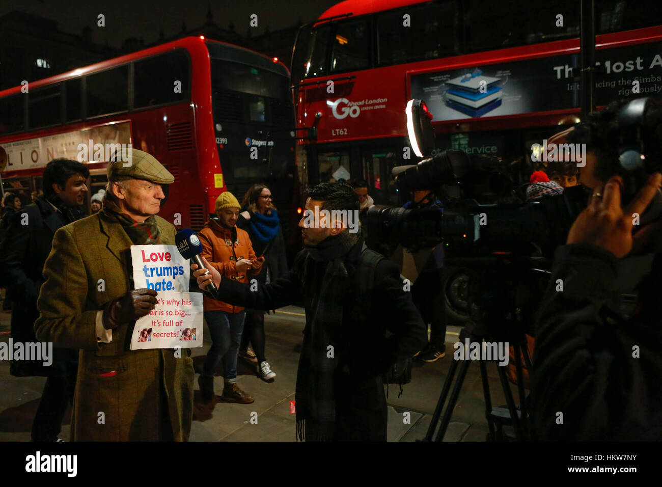 Londra, Regno Unito. Il 30 gennaio, 2017. dimostrazione ci opposte presidente trump's le politiche di immigrazione al di fuori di Downing Street a Londra. Credito: Brian southam/alamy live news Foto Stock