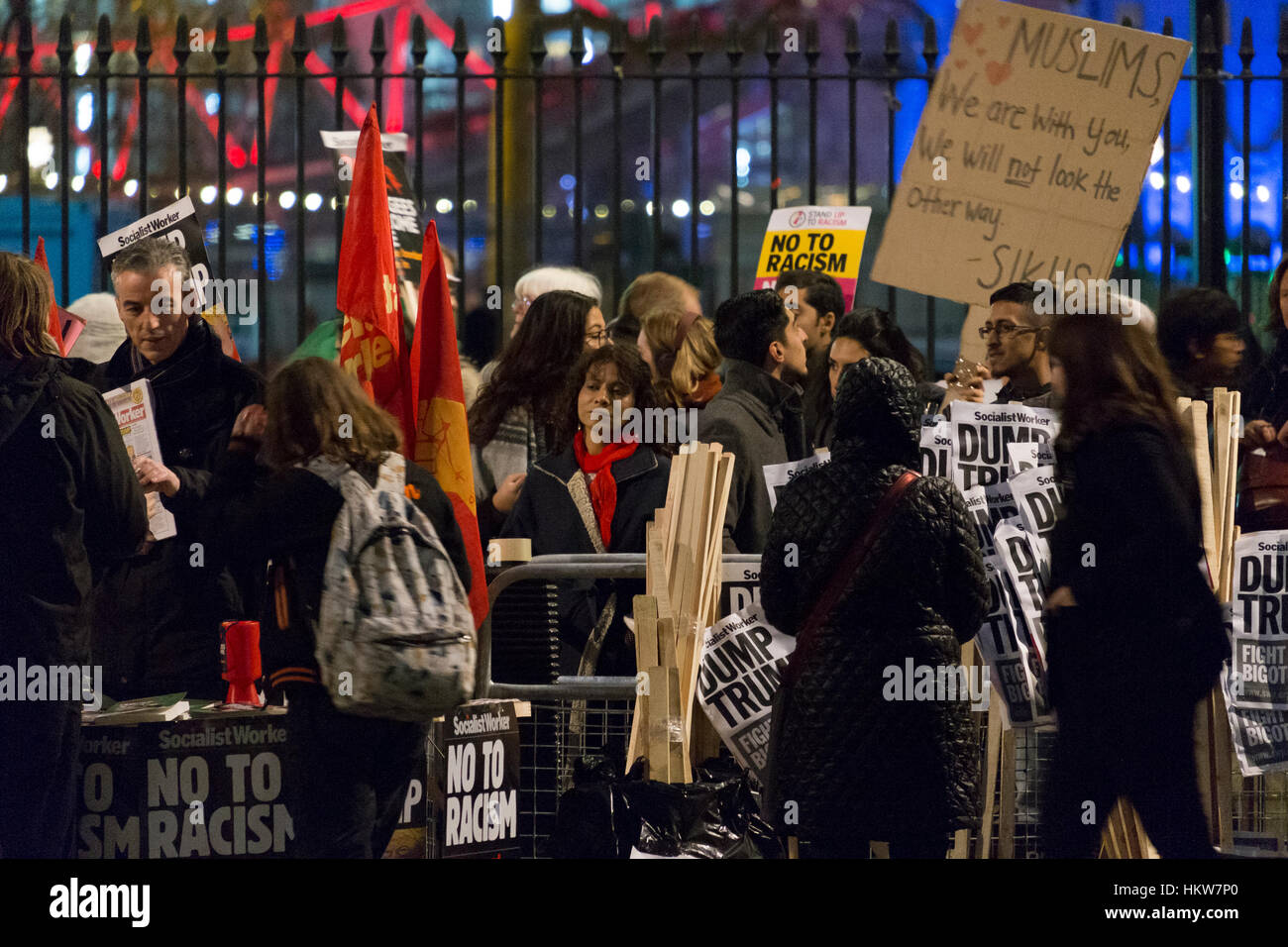 Londra, Regno Unito. Il 30 gennaio, 2017. Amnesty International prendere parte a Londra la protesta contro Donald Trump's divieto di cittadini provenienti da sette paesi, compresi Siria, di entrare negli Stati Uniti e la sospensione del suo programma di ripopolamento per i rifugiati. La dimostrazione al di fuori di Downing Street a 6pm è stato uno dei molti pianificato in città e paesi di tutto il Regno Unito, che Amnesty è anche il supporto. Credito: Malcolm Park editoriale/Alamy Live News Foto Stock