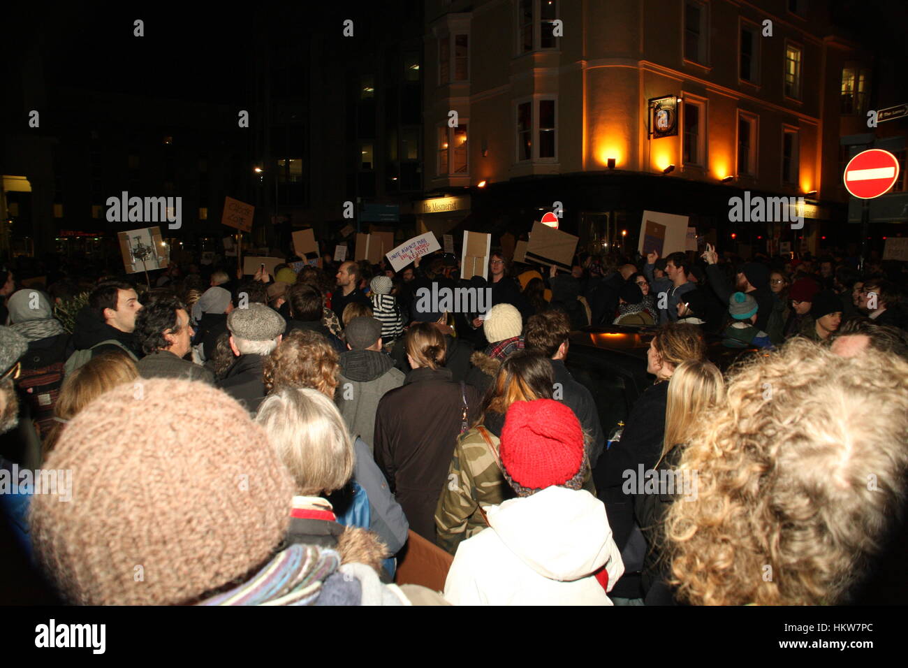 Brighton, Regno Unito. Il 30 gennaio, 2017. Centinaia di persone hanno affollato la piazza e le strade attorno a Brighton il municipio, in segno di protesta contro le leggi sull'immigrazione introdotte da Donald Trump negli Stati Uniti. Credito: Roland Ravenhill/Alamy Live News Foto Stock