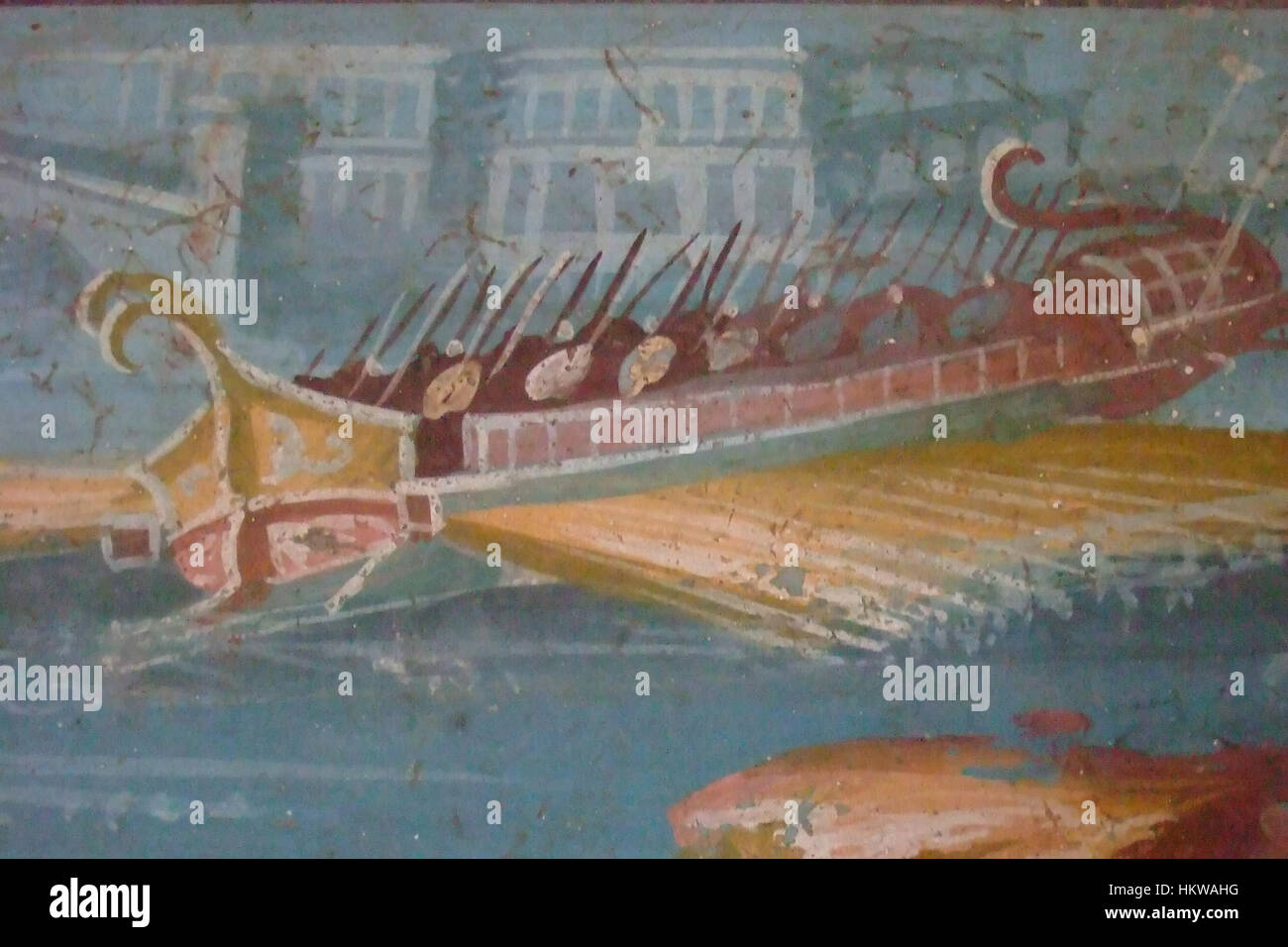 L'affresco della galea di Pompei raffigura una scena di vita marittima nell'antica società romana. Mostra una galea con rematori, enfatizzando la potenza navale romana e il ruolo delle navi nel commercio e nella guerra. Foto Stock