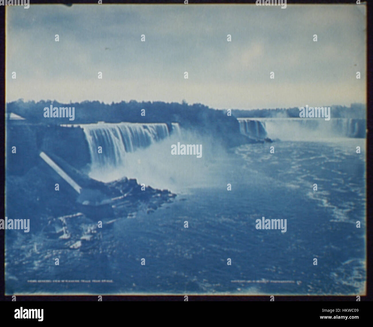 Questo dipinto storico presenta una vista delle Cascate del Niagara dal ponte, catturando la grandezza e la potenza del famoso monumento naturale. L'opera mostra la bellezza paesaggistica delle cascate, con una rappresentazione dettagliata dell'acqua e del paesaggio circostante. Foto Stock