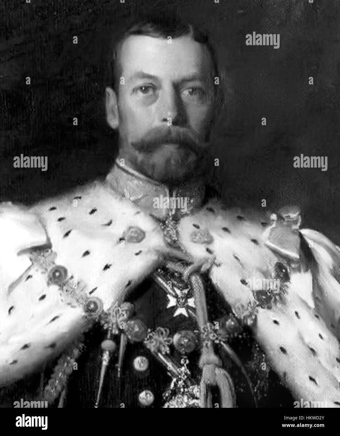 Un ritratto in bianco e nero di Giorgio V del Regno Unito, incentrato sulla sua testa, catturando la sua espressione dignitosa come figura di spicco della monarchia britannica dei primi anni del XX secolo. Foto Stock