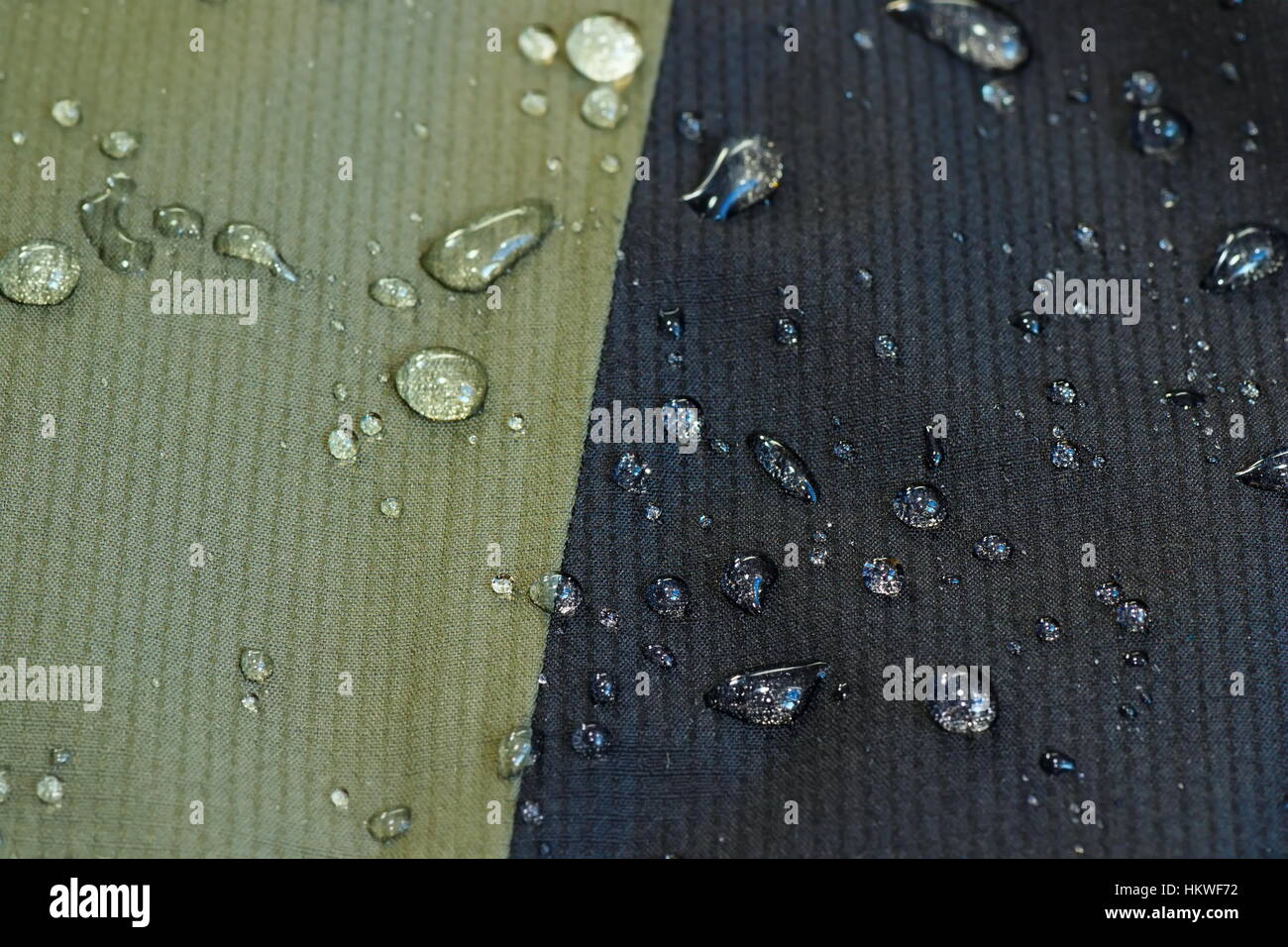 Materiale idrorepellente di una camicia, gocce d'acqua sulla superficie Foto Stock