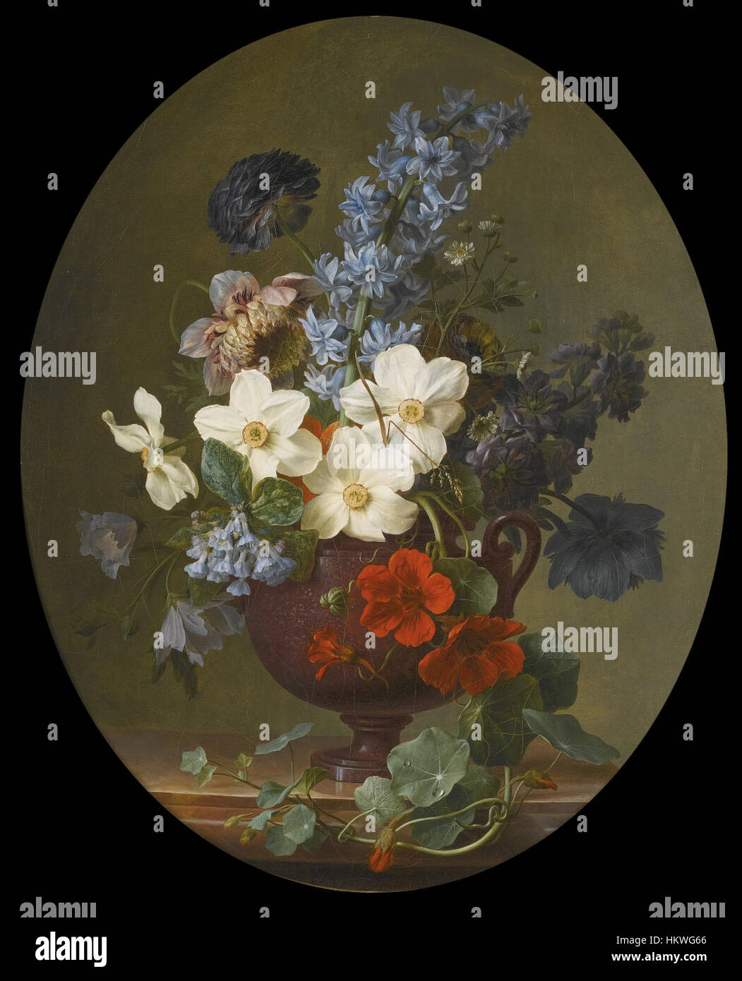 La natura morta di Gerard van Spaendonck cattura una squisita disposizione di fiori, tra cui rose, giacinti e fiori da parati, riprodotti con dettagli precisi e colori vivaci. Il dipinto esemplifica l'arte floreale del XVIII secolo. Foto Stock
