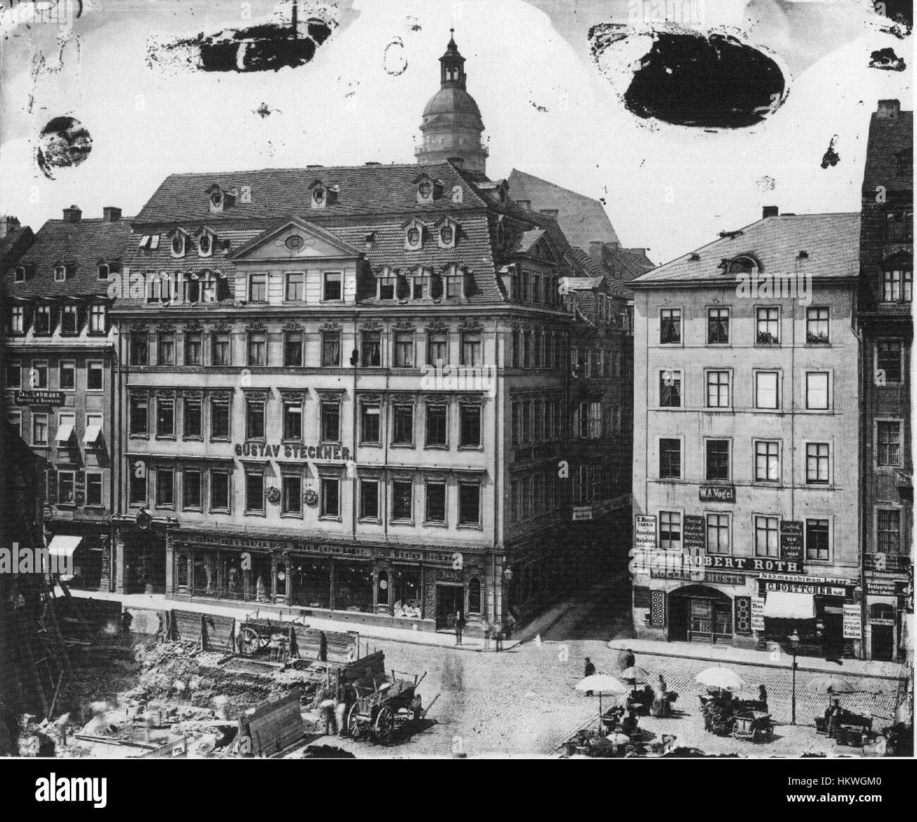Questa opera d'arte del XIX secolo raffigura l'edificio della business House di Gustav Steckner, in Germania, prima del 1877. Il dipinto offre uno sguardo sullo stile architettonico e sulla vita urbana durante il periodo. Foto Stock