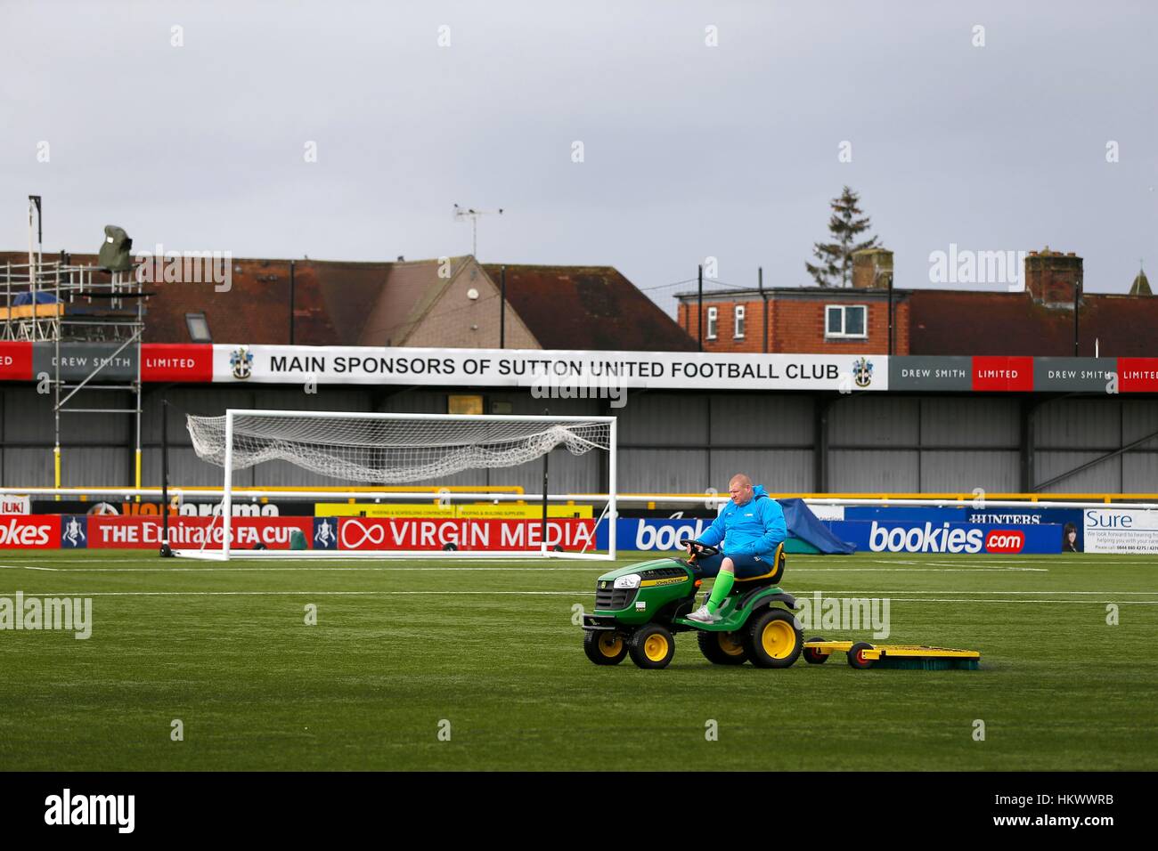 Sutton United Goalkeeper Wayne Shaw assiste all'artificiale del passo prima di FA Cup quarto round match tra Sutton United e Leeds United presso il quartiere sportivo di Londra. Il 29 gennaio 2017. Solo uso editoriale Foto Stock