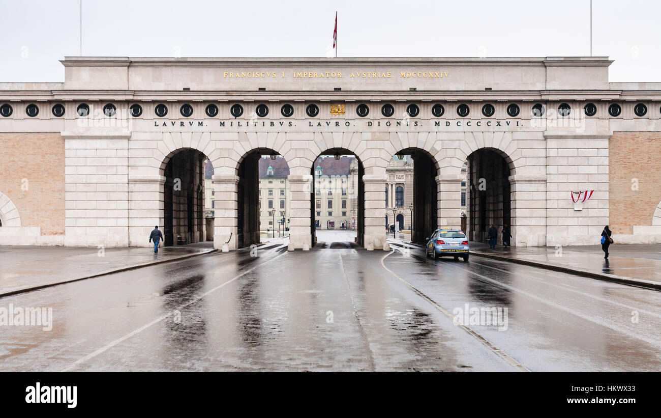 VIENNA, Austria - 10 Marzo 2011: vista frontale esterna della porta del castello (Burgtor) da Ringstrasse di Vienna city. Il cancello è stato eretto nel 1818 Foto Stock