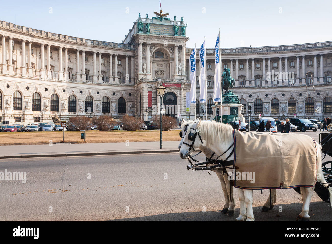 VIENNA, Austria - 9 Marzo 2011: consente di visualizzare di nuovo il castello di Hofburg di Vienna city in primavera. La nuova ala del castello ospita oggi un gran numero di musei come pure Foto Stock