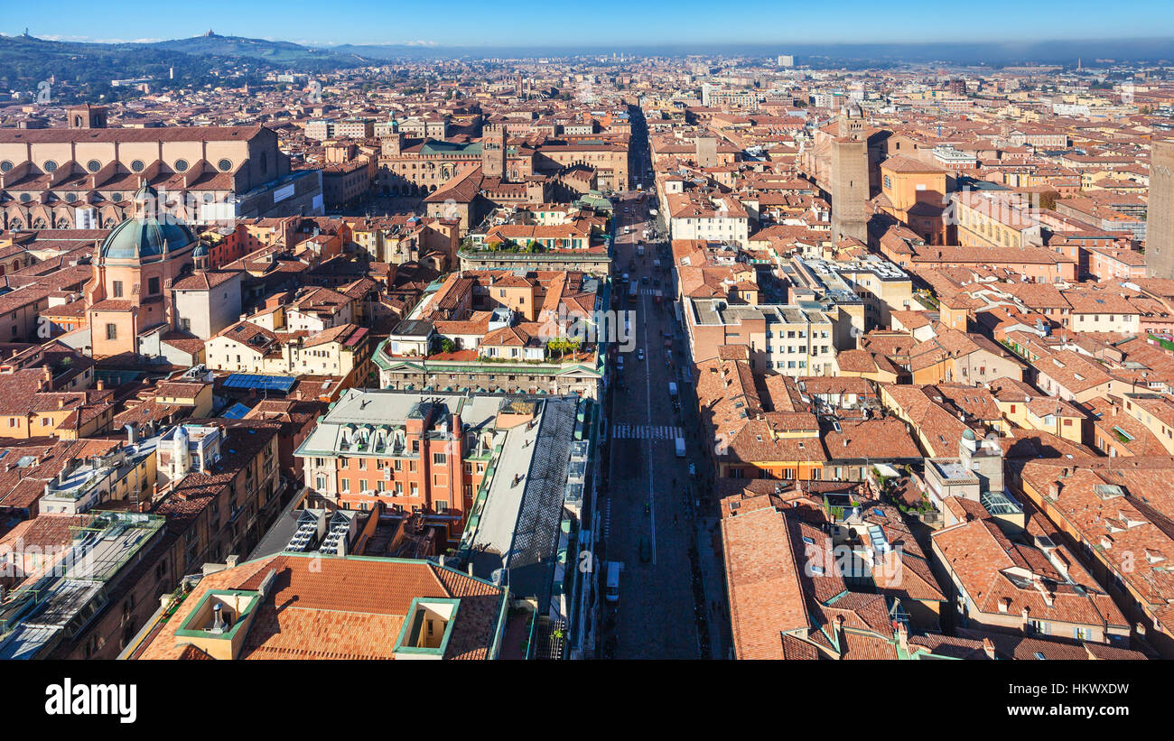 Viaggiare in Italia - sopra la vista della Strada Maggiore a Bologna città dalla Torre degli Asinelli Foto Stock