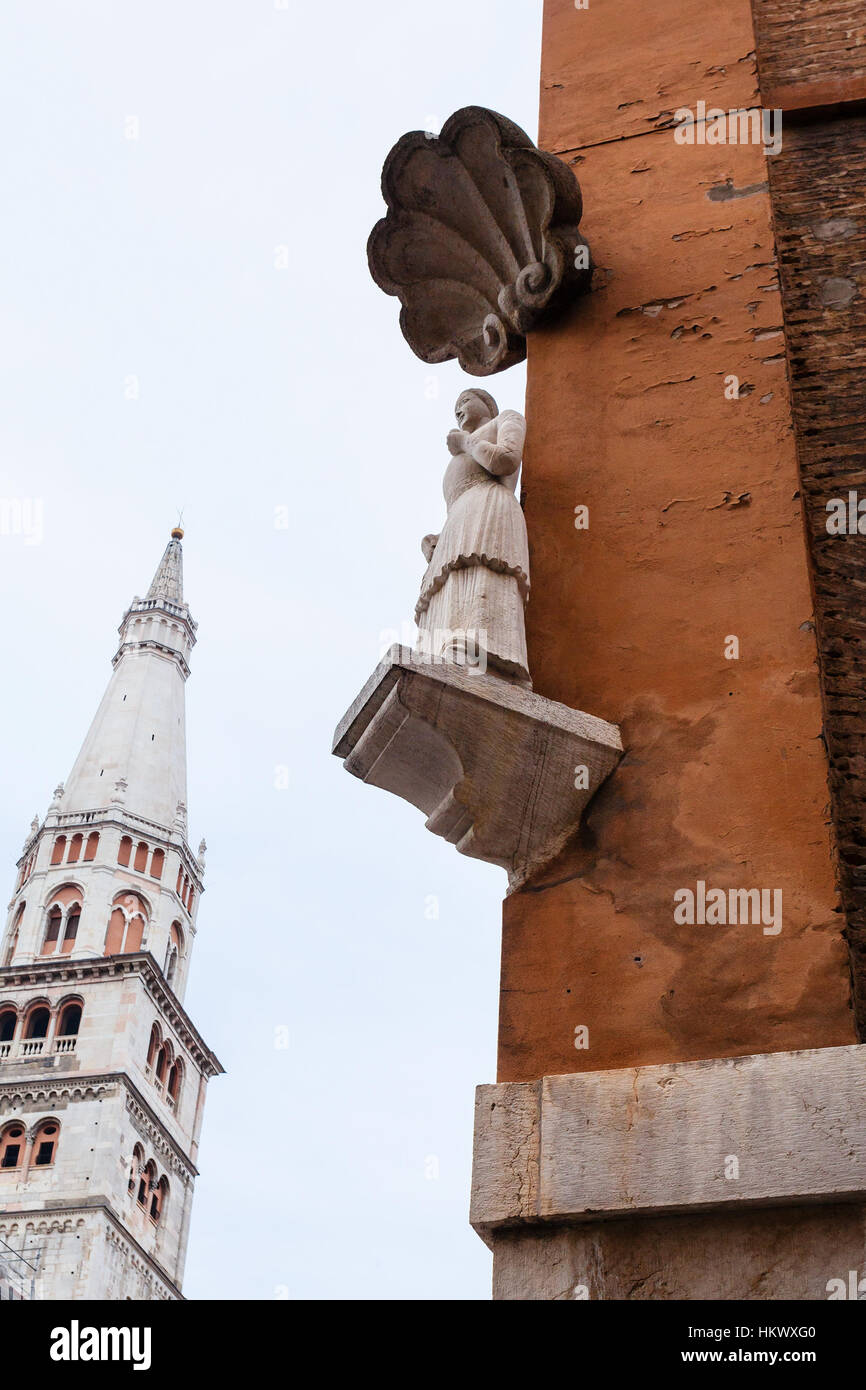 Viaggio in Italia - la figura la Bonissima è statua medievale all'angolo del Municipio e Torre della Ghirlandina a Modena City Foto Stock