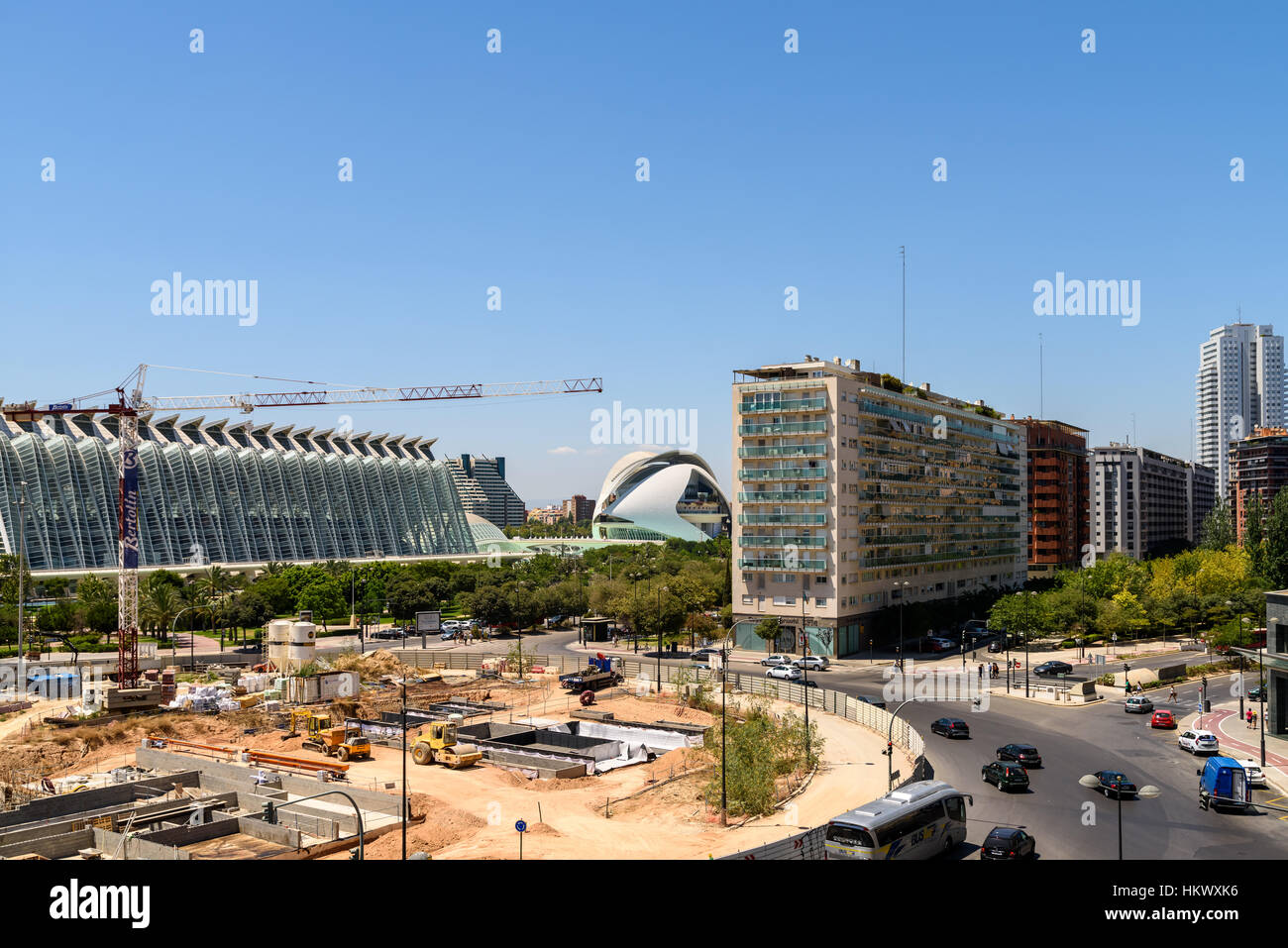VALENCIA, Spagna - 25 luglio 2016: vista del centro della città di Valencia edifici con Calatrava Città delle Arti e delle scienze in vista. Foto Stock