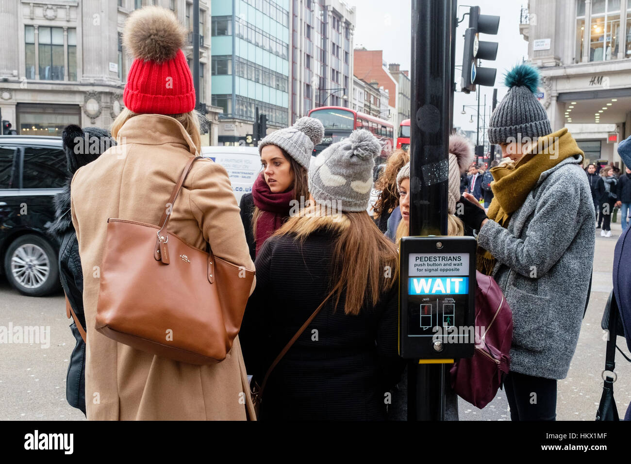 Un gruppo di giovani donne che indossano berretti di lana, London, Regno Unito Foto Stock