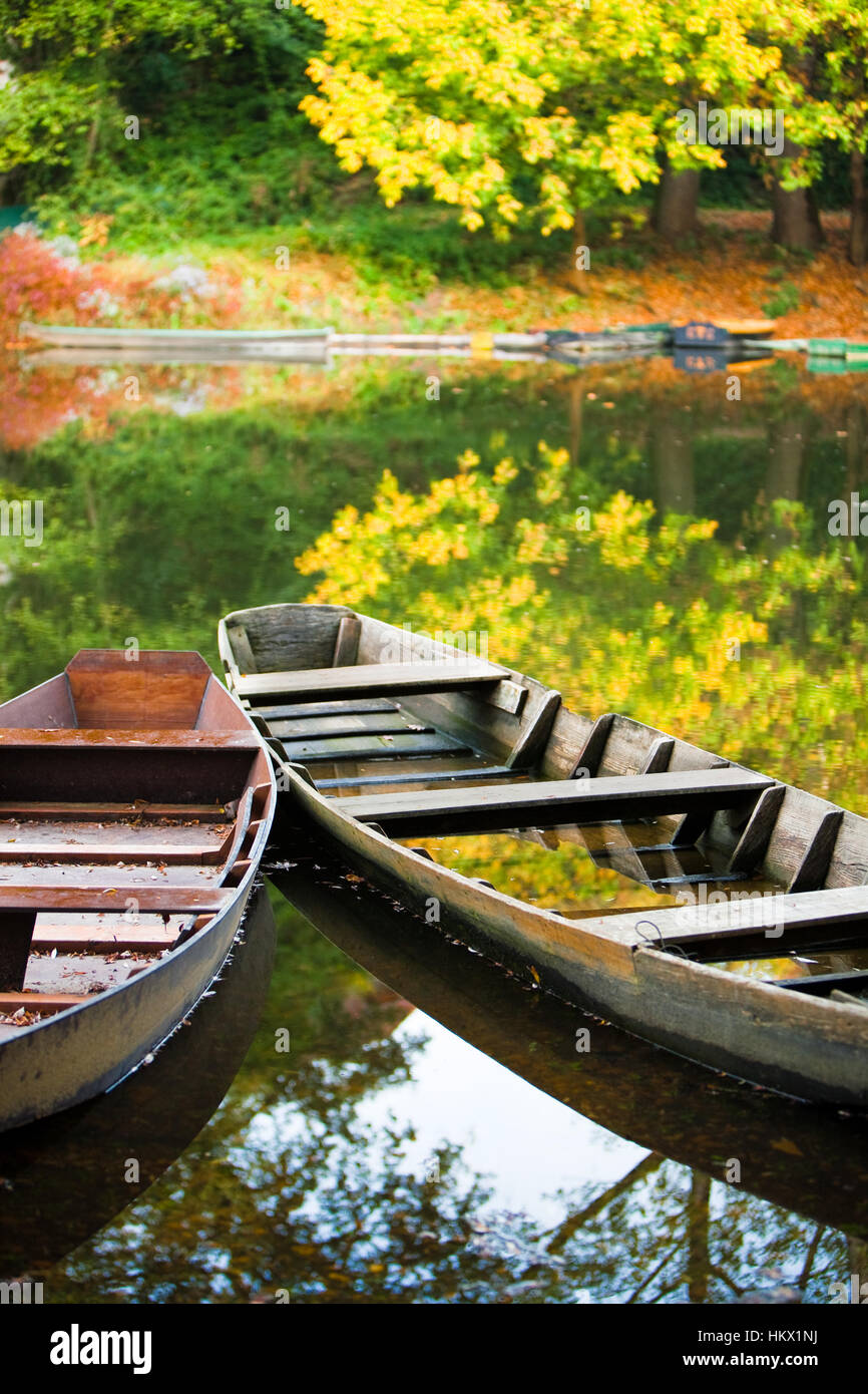 Autunno barche di legno sul fiume Dordogne Foto Stock