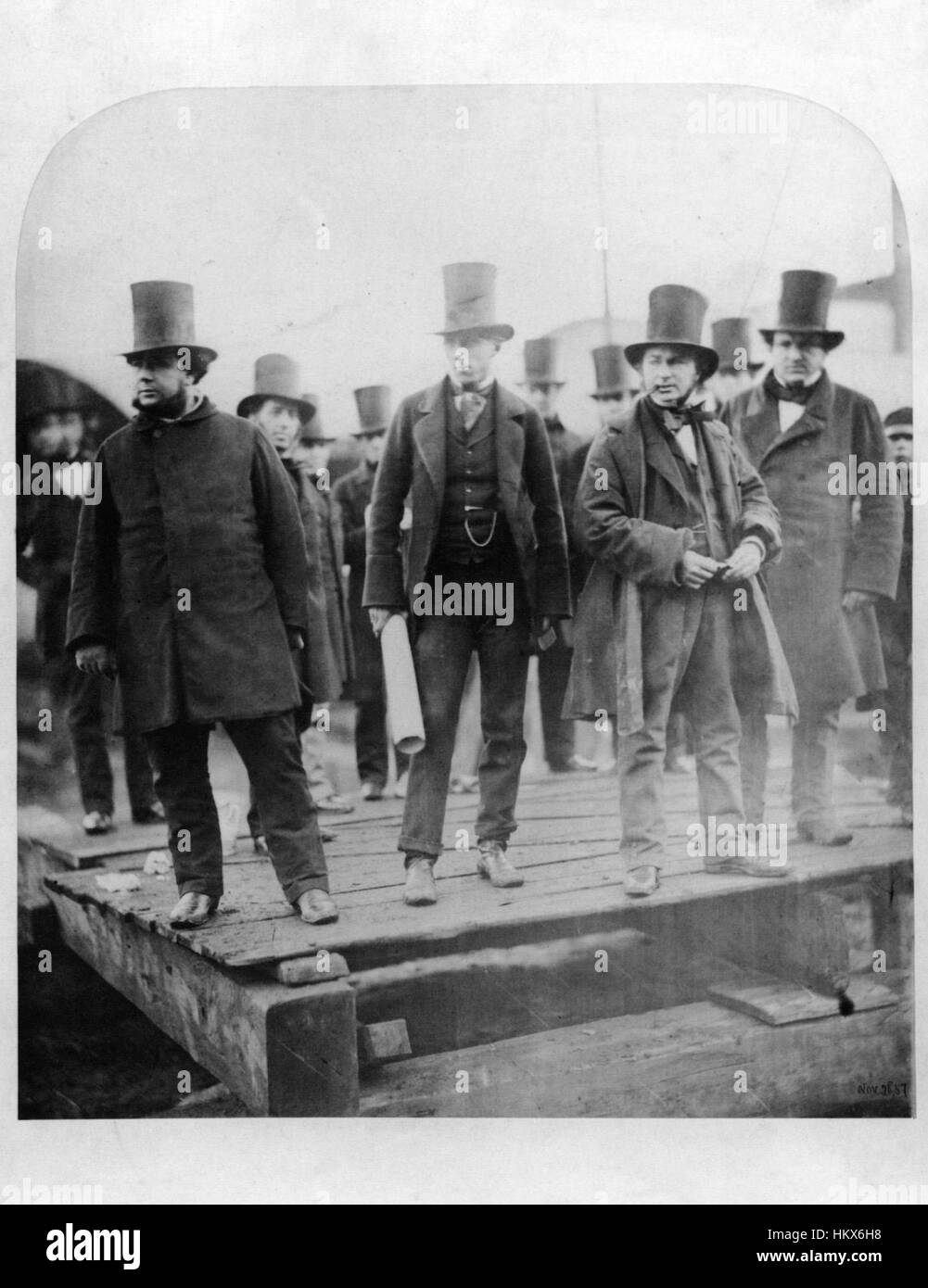 L'iconica fotografia di Robert Howlett di Isambard Kingdom Brunel, scattata prima del lancio di *The Great Eastern*, ritrae uno dei progetti ingegneristici più ambiziosi del XIX secolo. L'immagine cattura il momento di intensa preparazione e innovazione tecnica. Foto Stock
