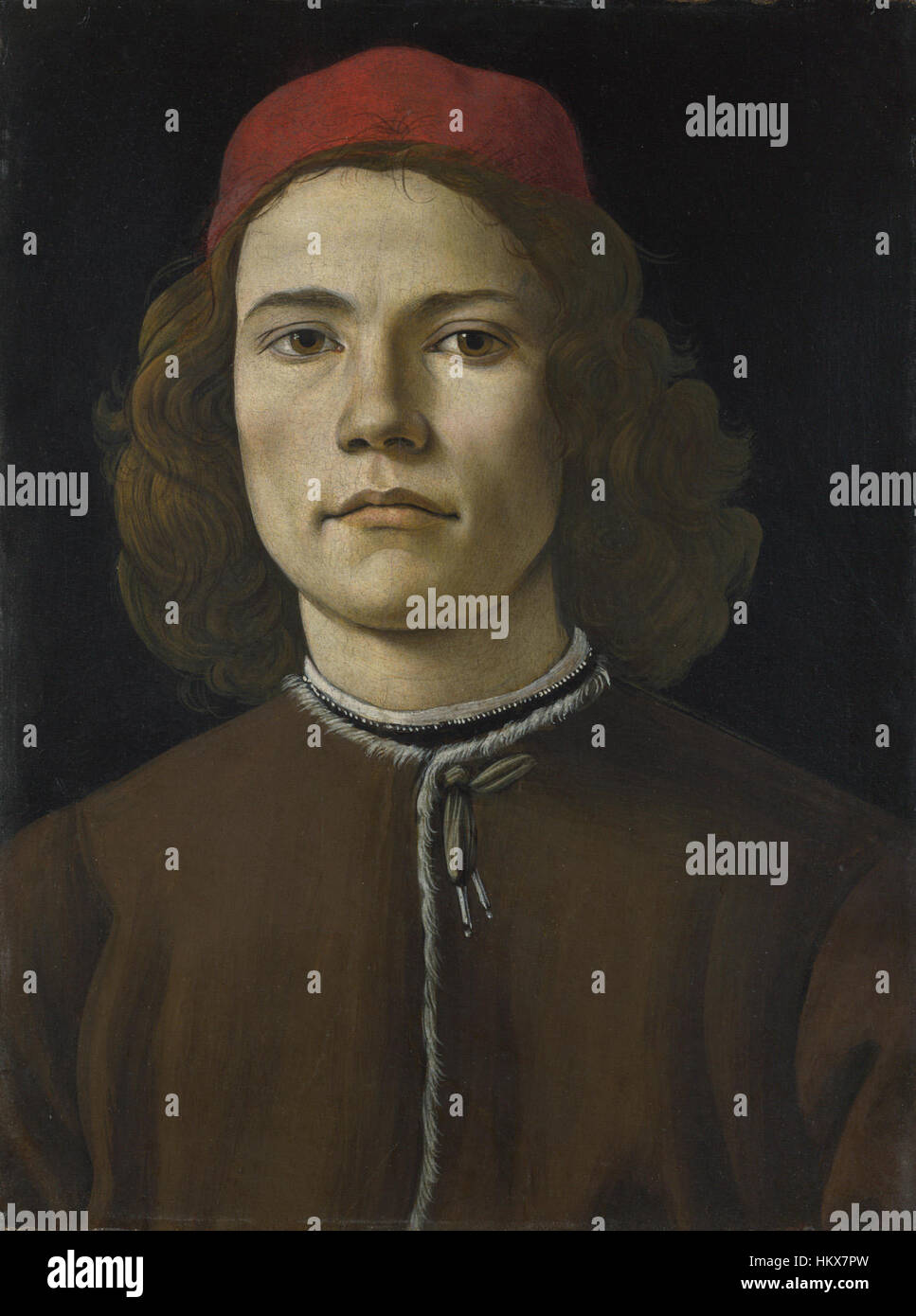 Il "Ritratto di un giovane" di Sandro Botticelli è un'opera rinomata del Rinascimento italiano. Il dipinto è caratterizzato dall'uso caratteristico di linee delicate e dalla bellezza eterea di Botticelli, che raffigura un giovane con un'espressione contemplativa, emblematica della ritrattistica rinascimentale. Foto Stock