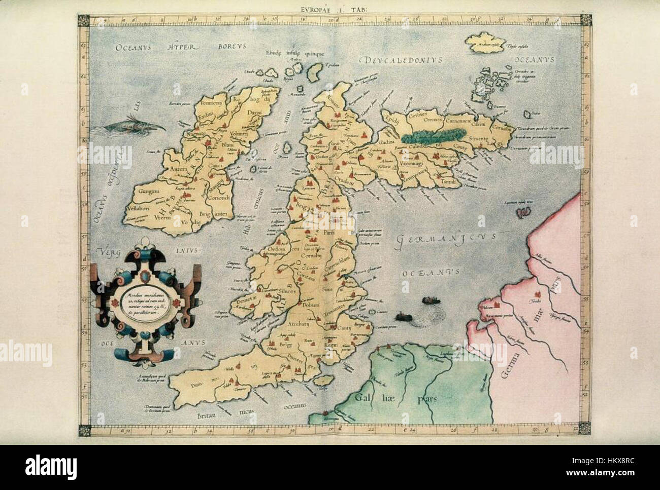 Questa antica mappa delle isole britanniche, creata da Tolomeo, è una prima rappresentazione della geografia della regione. È ospitato nelle biblioteche Bodleiane, che offrono informazioni sulla prima cartografia e sulla comprensione delle isole britanniche nell'antichità. Foto Stock