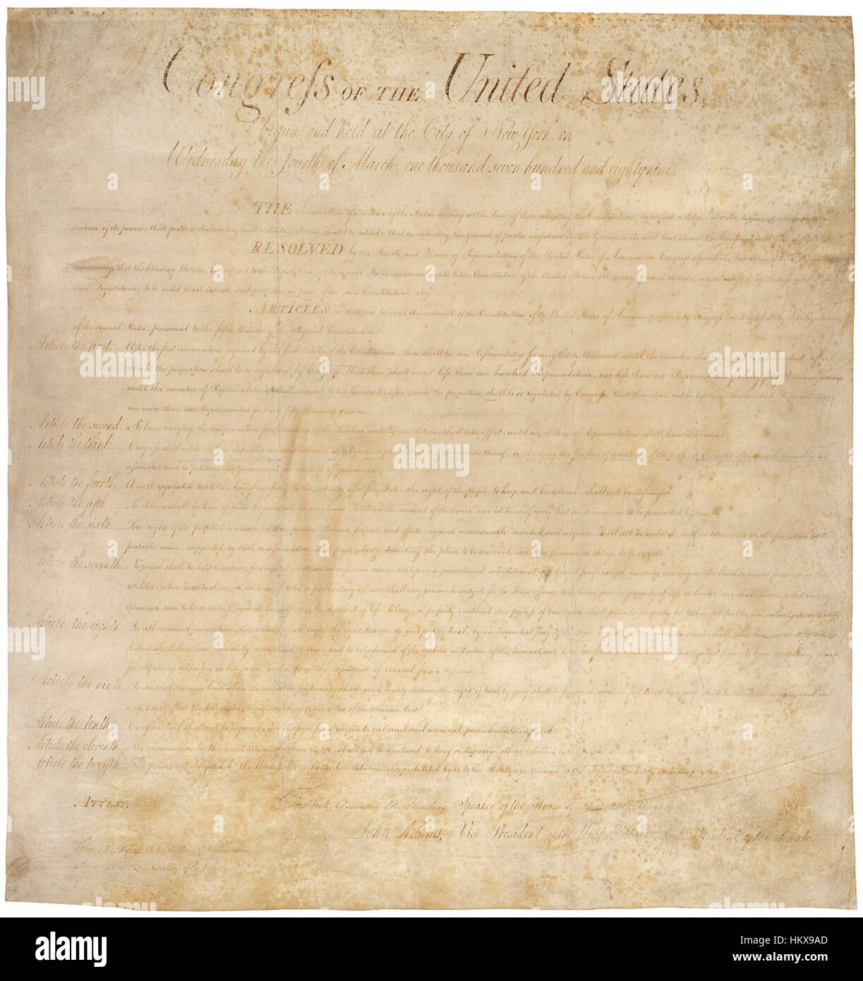 La *Bill of Rights*, illustrata nell'edizione WDL2704, presenta i primi dieci emendamenti alla Costituzione degli Stati Uniti. Il documento è un testo storico significativo che delinea i diritti e le libertà essenziali garantiti ai cittadini americani. Foto Stock La *Bill of Rights*, illustrata nell'edizione WDL2704, presenta i primi dieci emendamenti alla Costituzione degli Stati Uniti. Il documento è un testo storico significativo che delinea i diritti e le libertà essenziali garantiti ai cittadini americani. Foto Stock