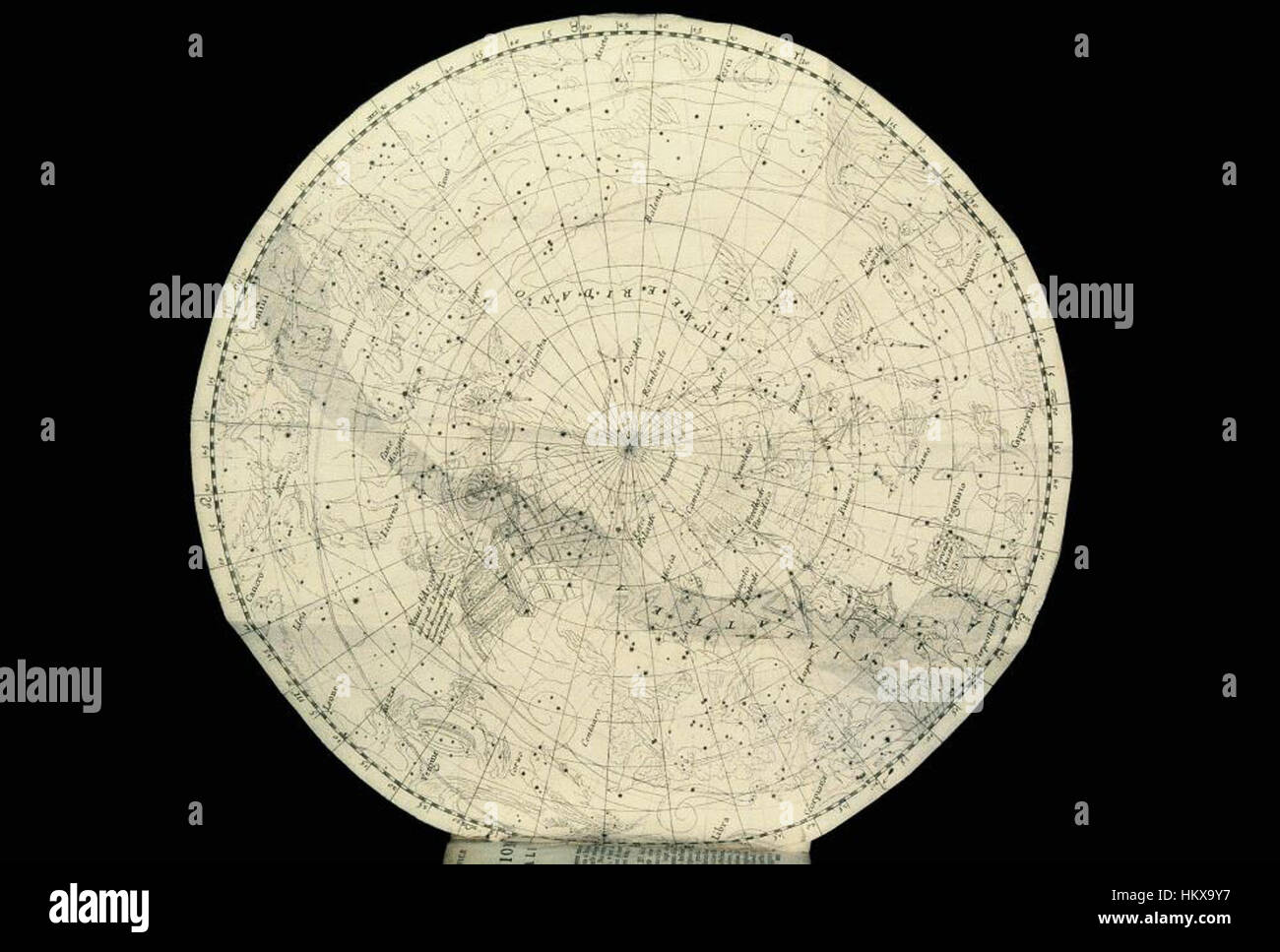Questo lavoro delle biblioteche Bodleiane illustra l'emisfero celeste meridionale, fornendo una mappa dettagliata delle costellazioni visibili dal cielo meridionale. L'opera d'arte è un importante riferimento storico per la navigazione celeste e l'astronomia. Foto Stock