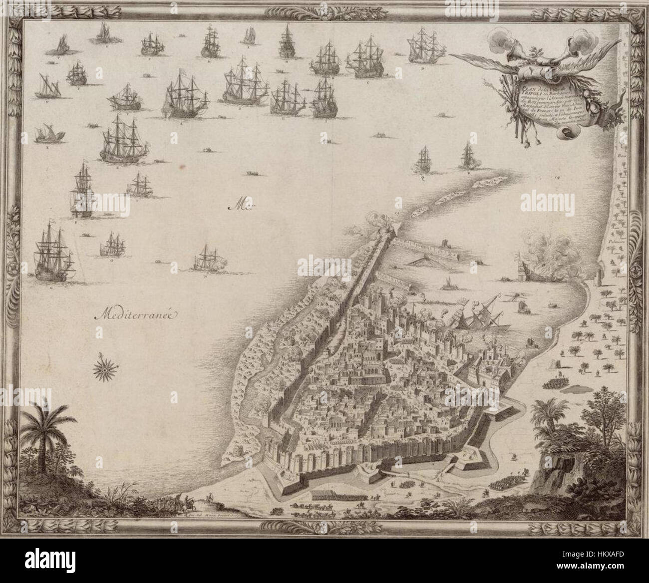 Questa opera raffigura il bombardamento di Tripoli nel 1685, mostrando l'attacco navale alla città da parte delle forze europee. La scena illustra la storica azione militare della fine del XVII secolo. Foto Stock