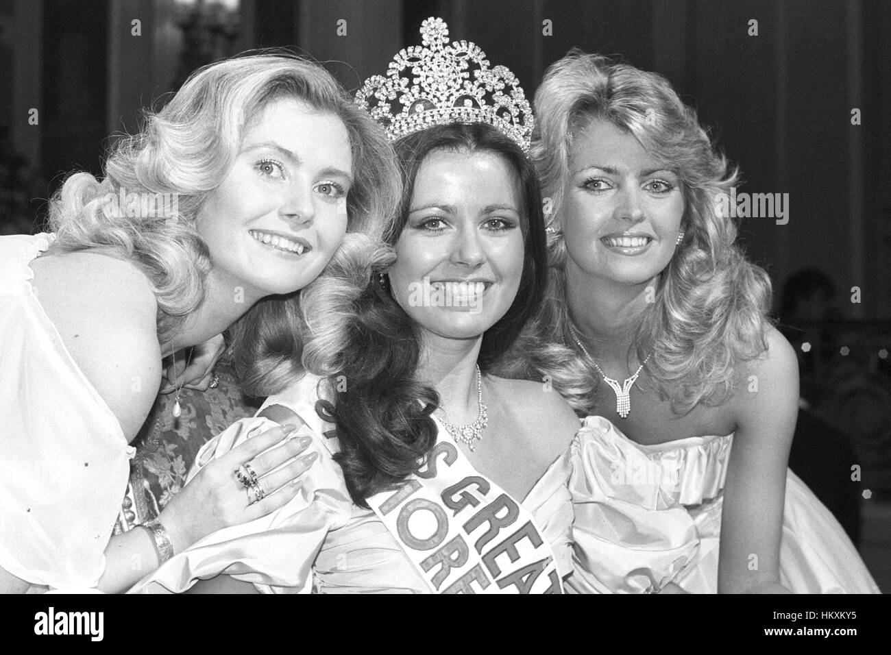 Debbie Greenwood, 24, (centro) vincitore di Miss Gran Bretagna 1984, è fiancheggiata dai suoi runner-up, Amanda Henry, 22 da Belfast (sinistra), che è venuto in secondo e Diana Brookes, 26 da Liverpool, che è arrivato terzo. Il concorso ha avuto luogo presso il Waldorf Hotel in Londra. Foto Stock